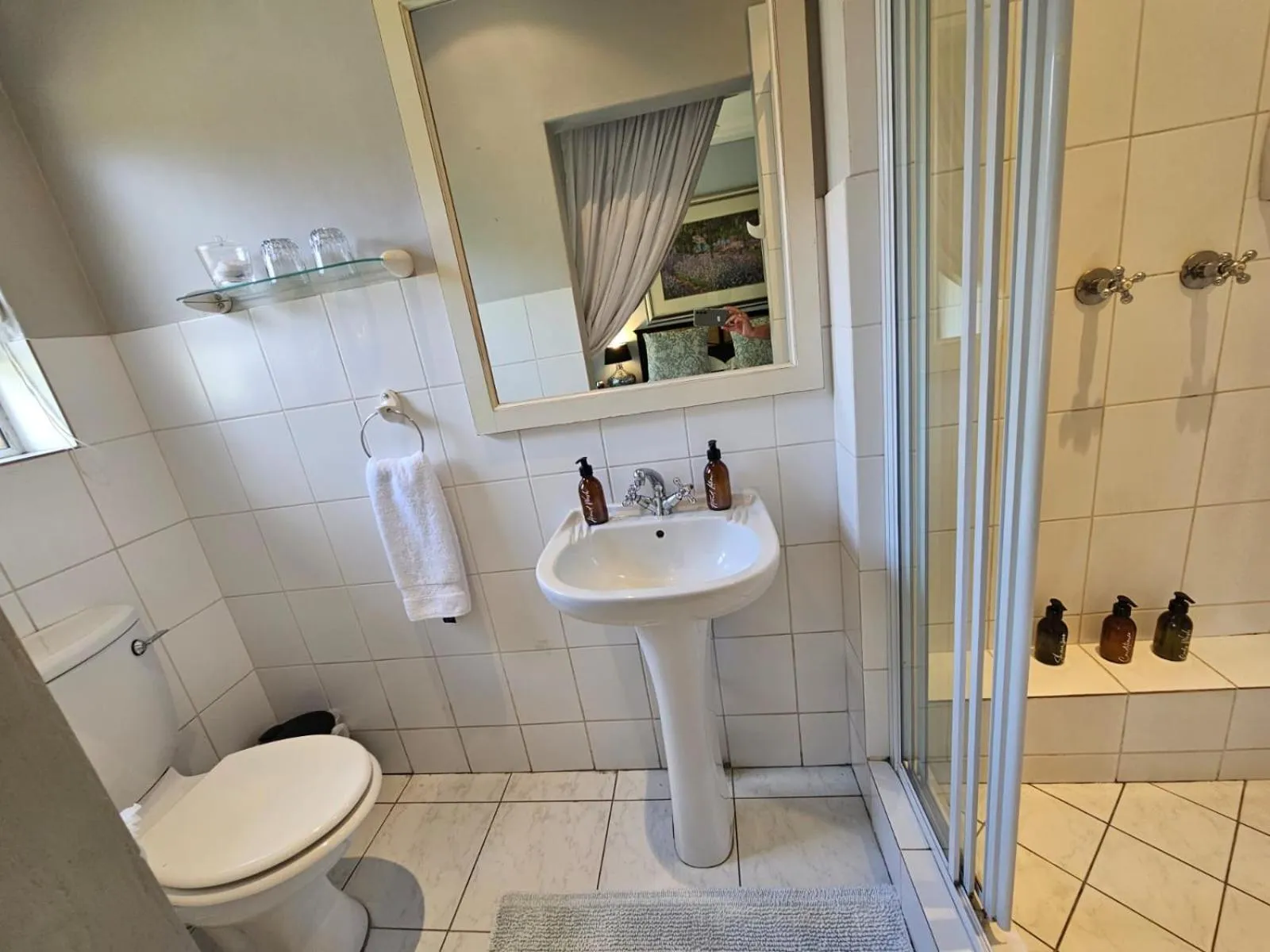 Bathroom in Hillton Manor Guest House