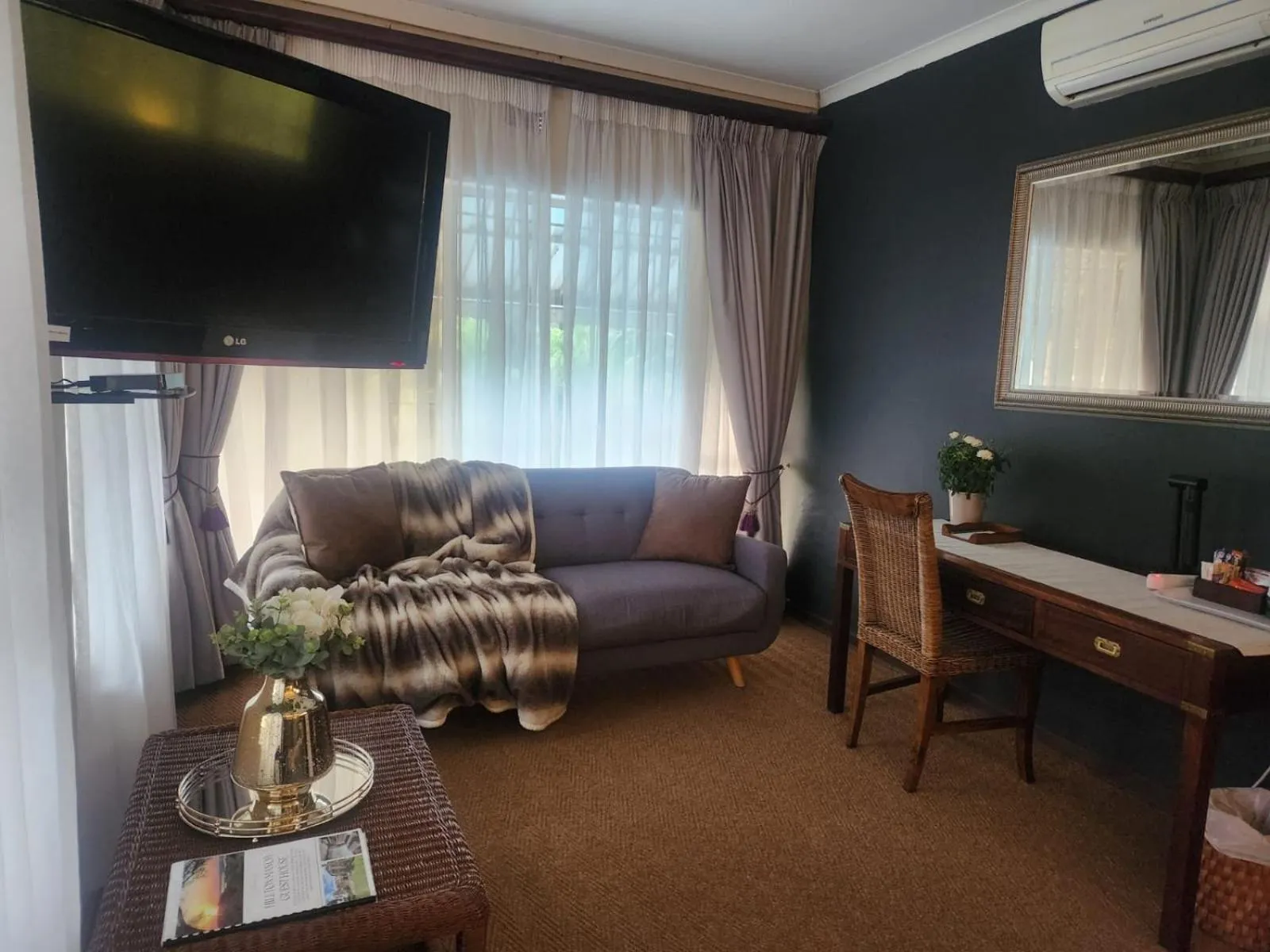 Library in Hillton Manor Guest House