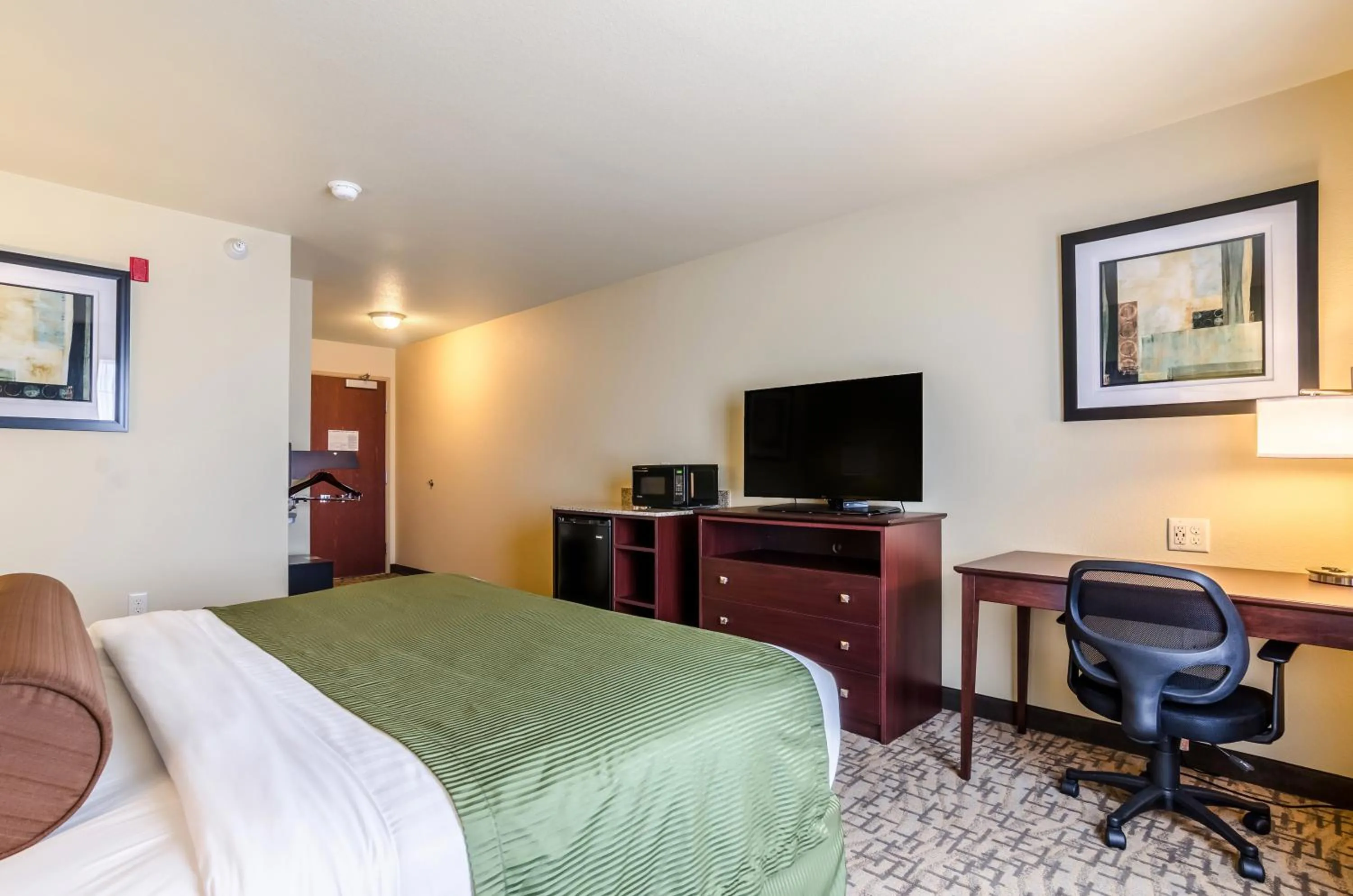 TV and multimedia, Bed in Cobblestone Inn & Suites - Ord