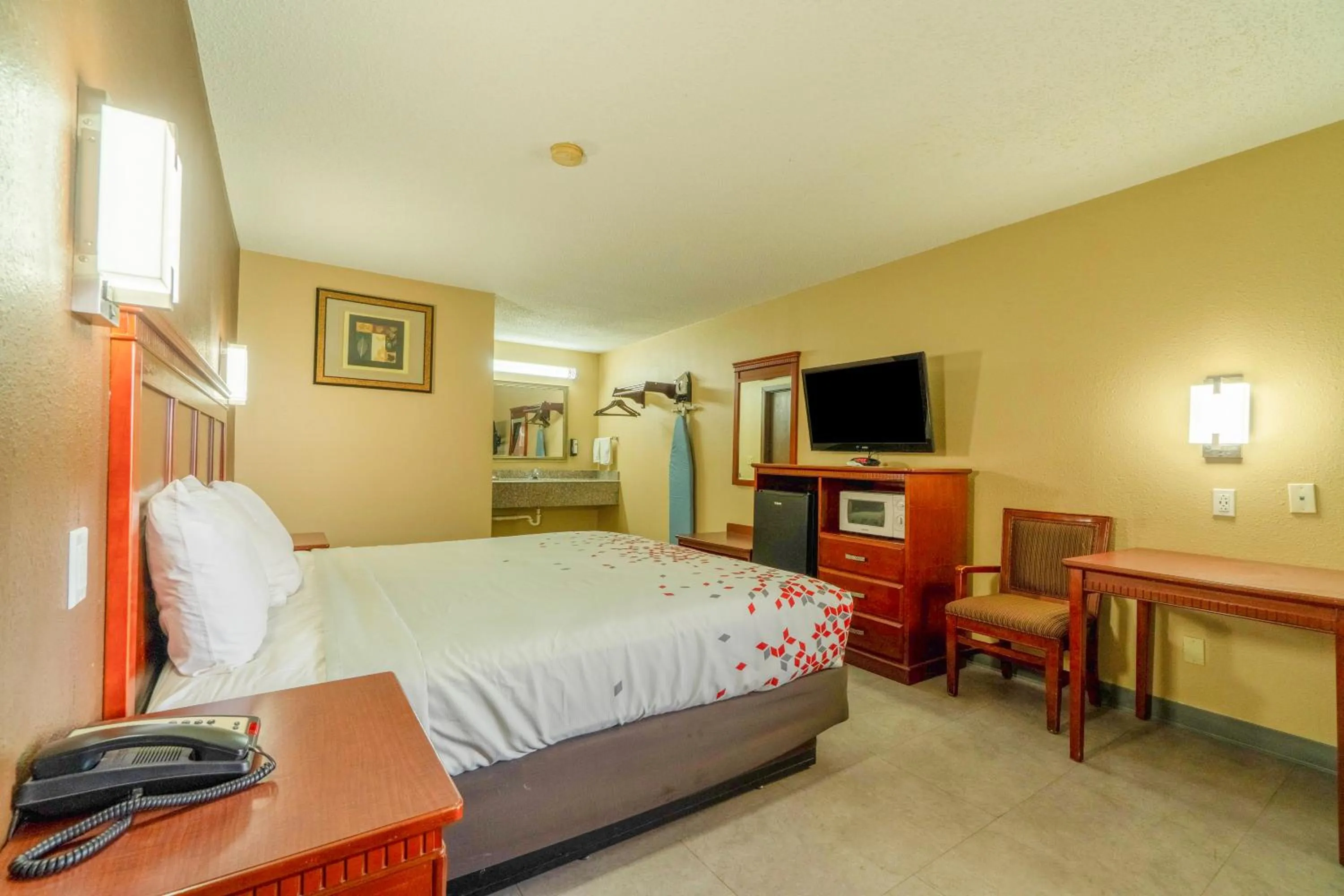 Bedroom, Bed in Crown Inn By OYO Denver Tx