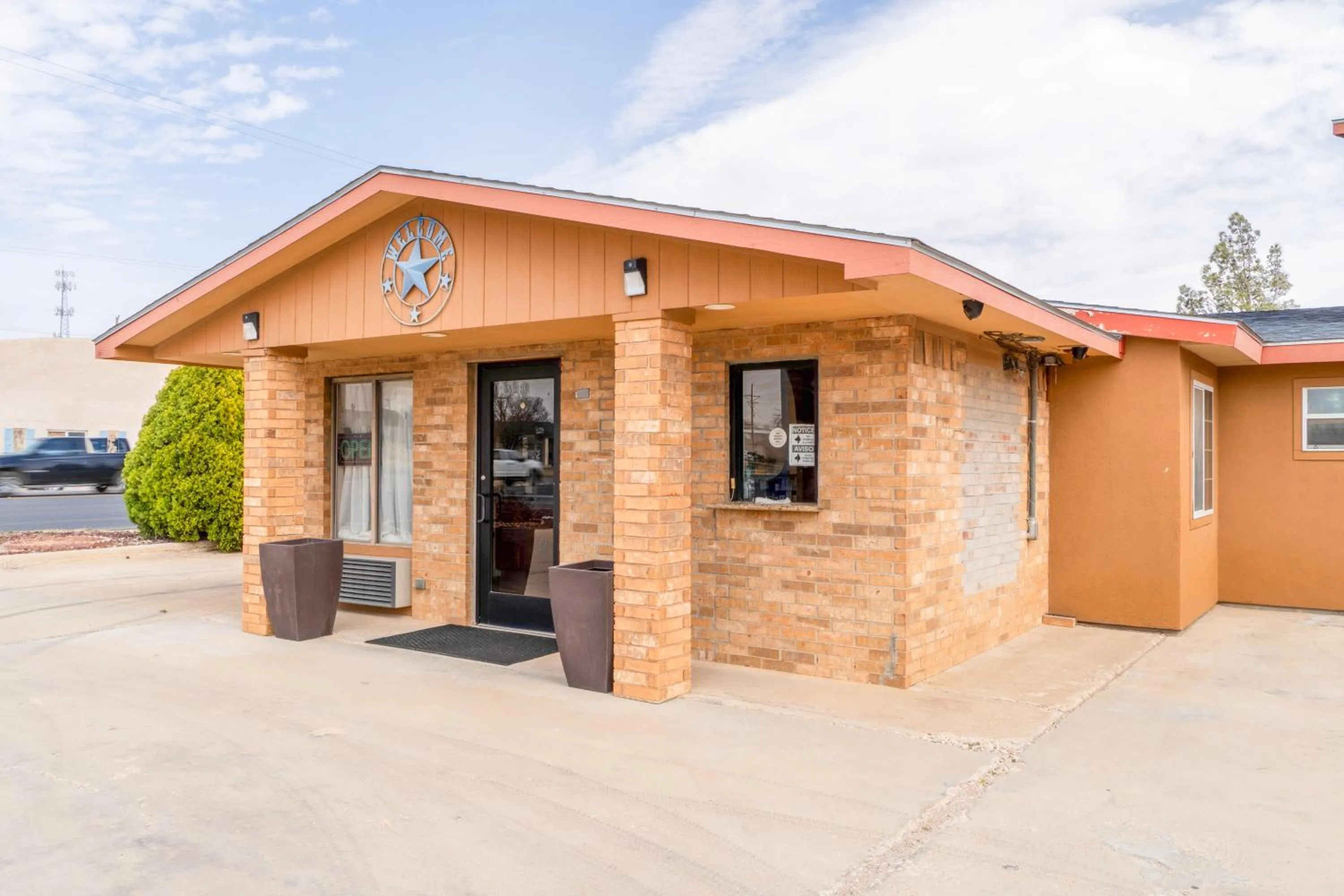 Facade/entrance in Crown Inn By OYO Denver Tx