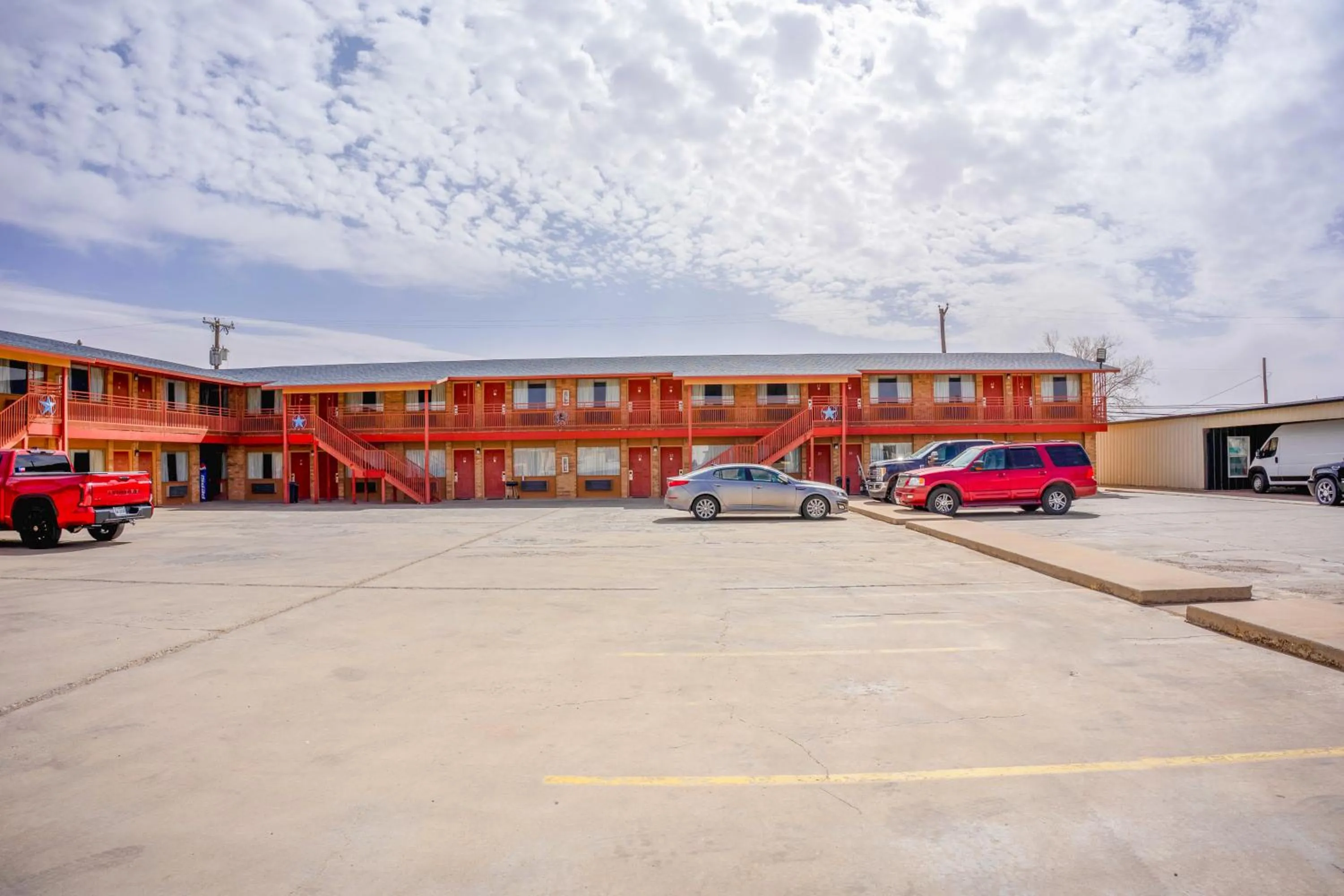 Parking in Crown Inn By OYO Denver Tx