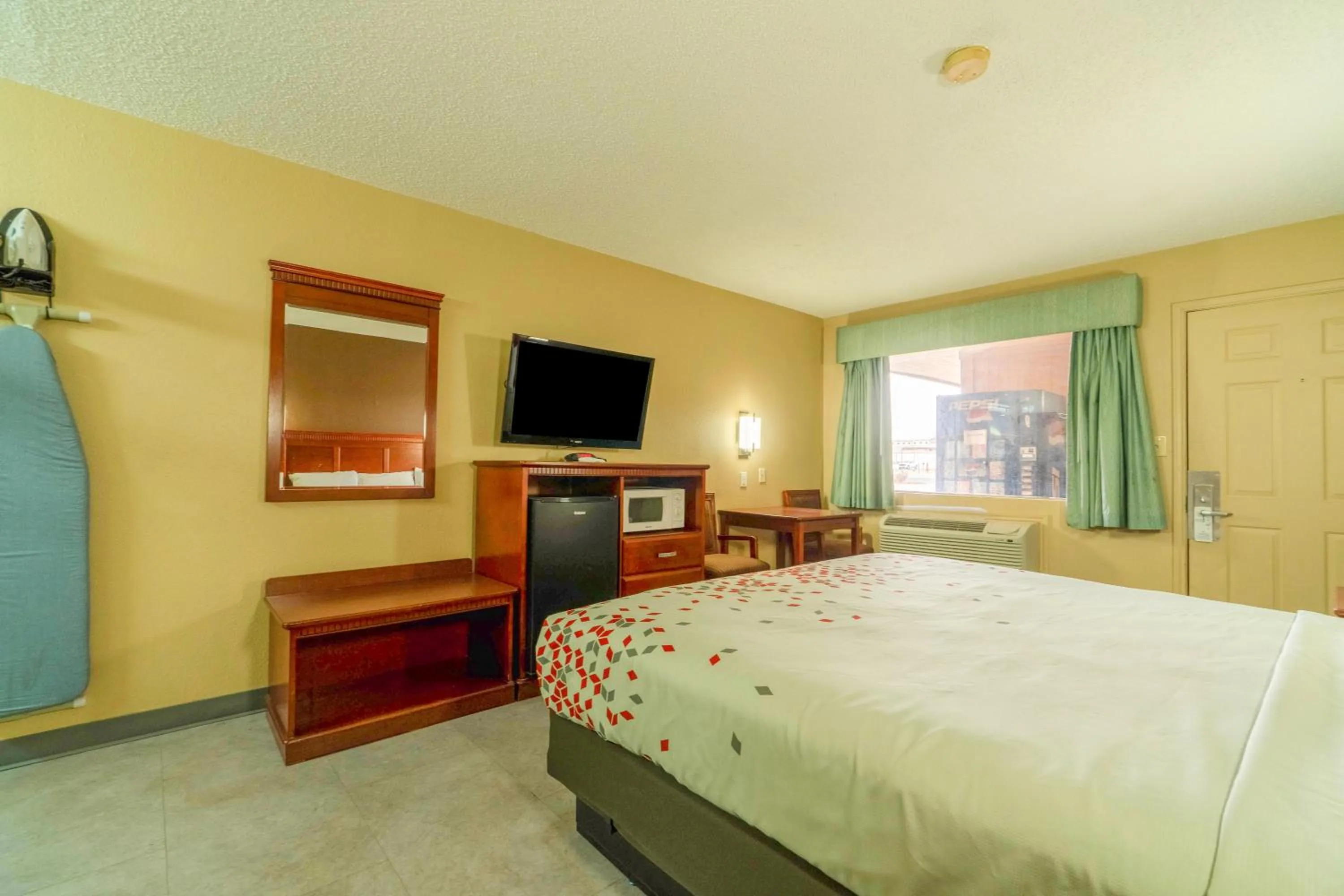 Bedroom, Bed in Crown Inn By OYO Denver Tx