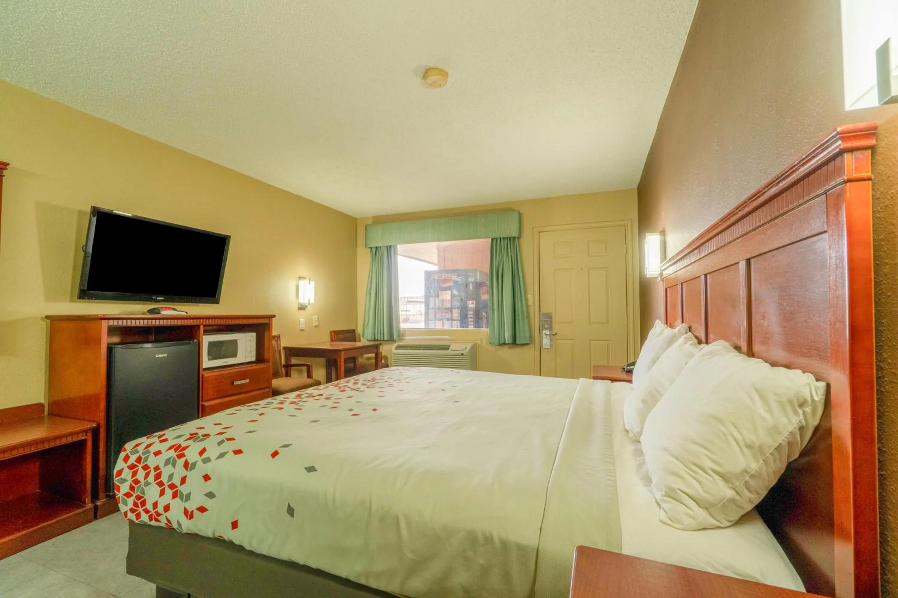 Bedroom, Bed in Crown Inn By OYO Denver Tx