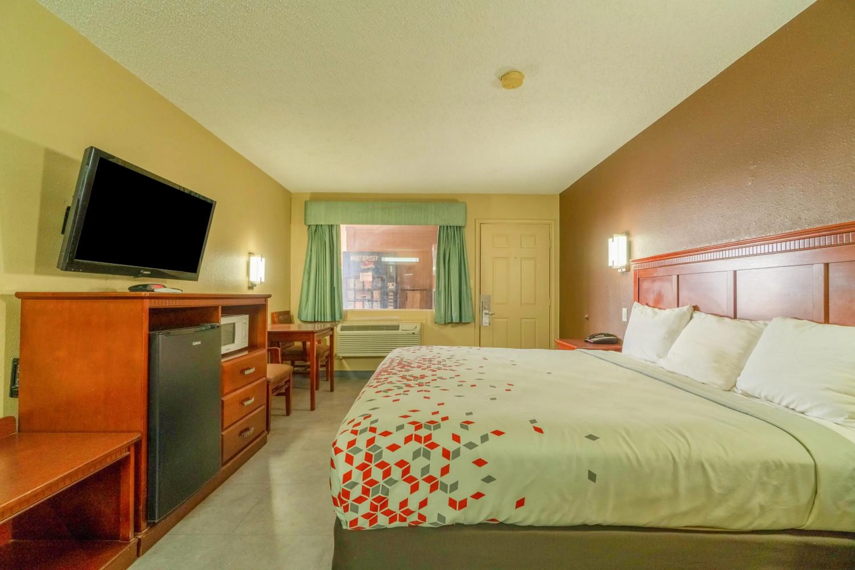 Bedroom, Bed in Crown Inn By OYO Denver Tx