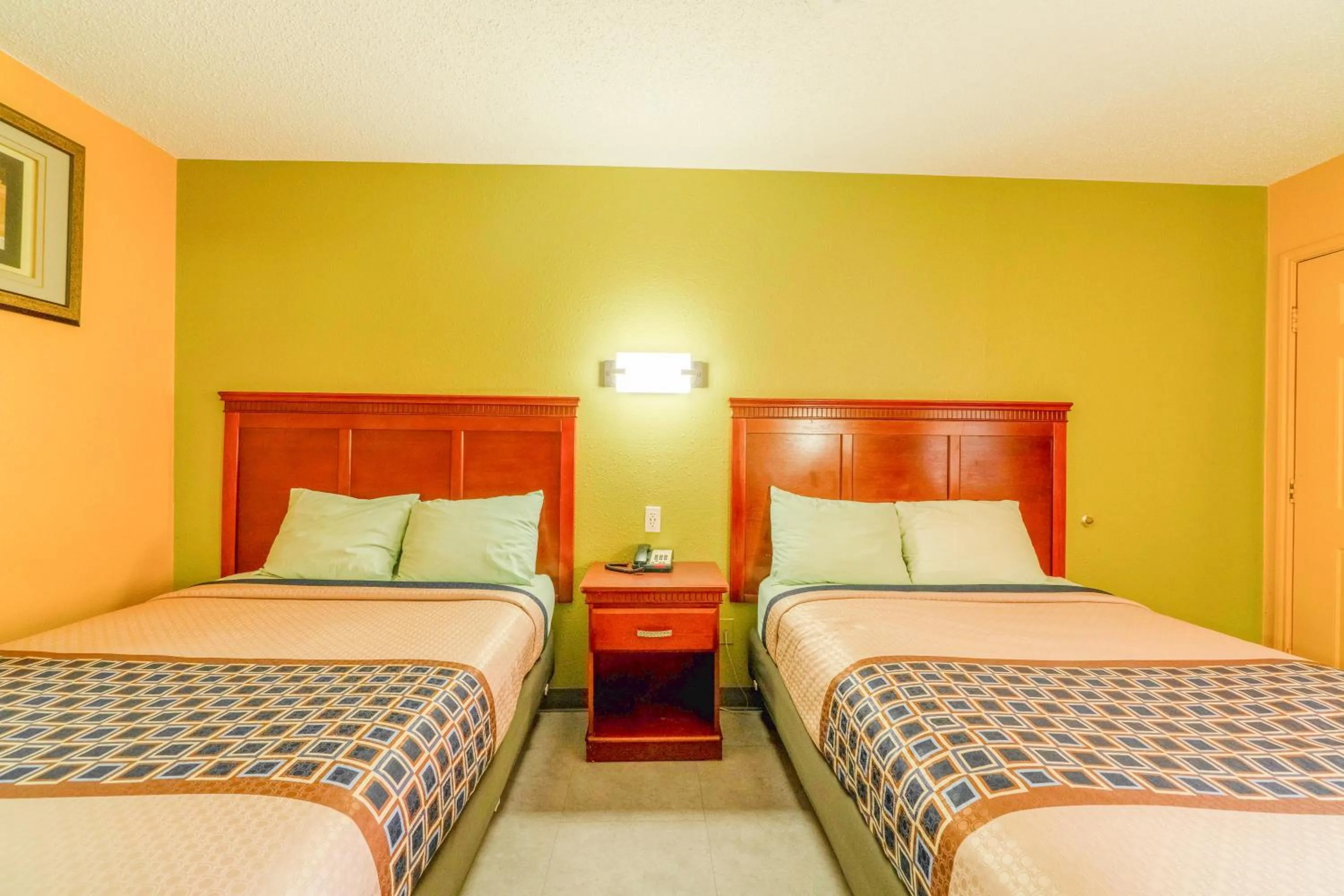 Bedroom, Bed in Crown Inn By OYO Denver Tx