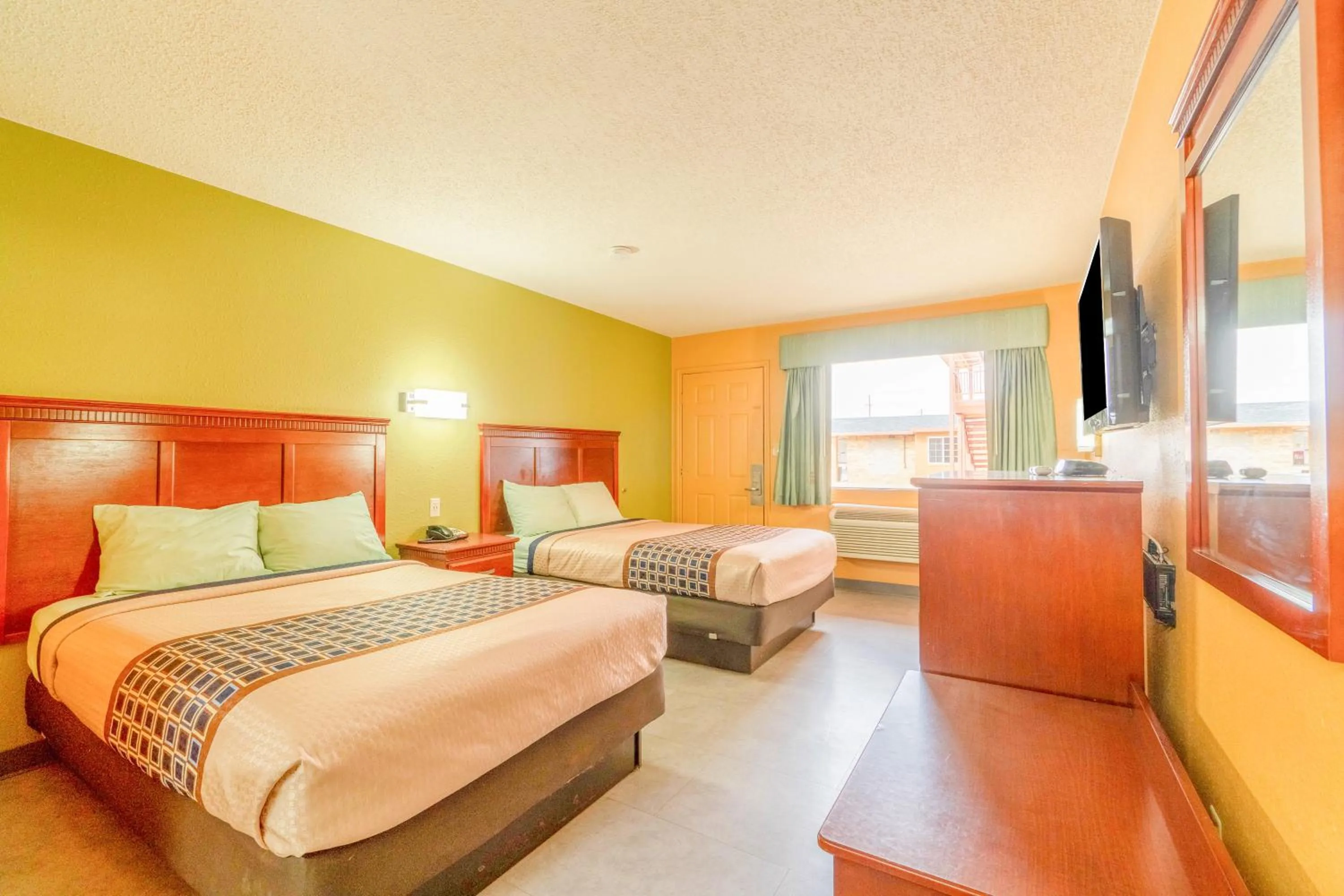 Bedroom, Bed in Crown Inn By OYO Denver Tx