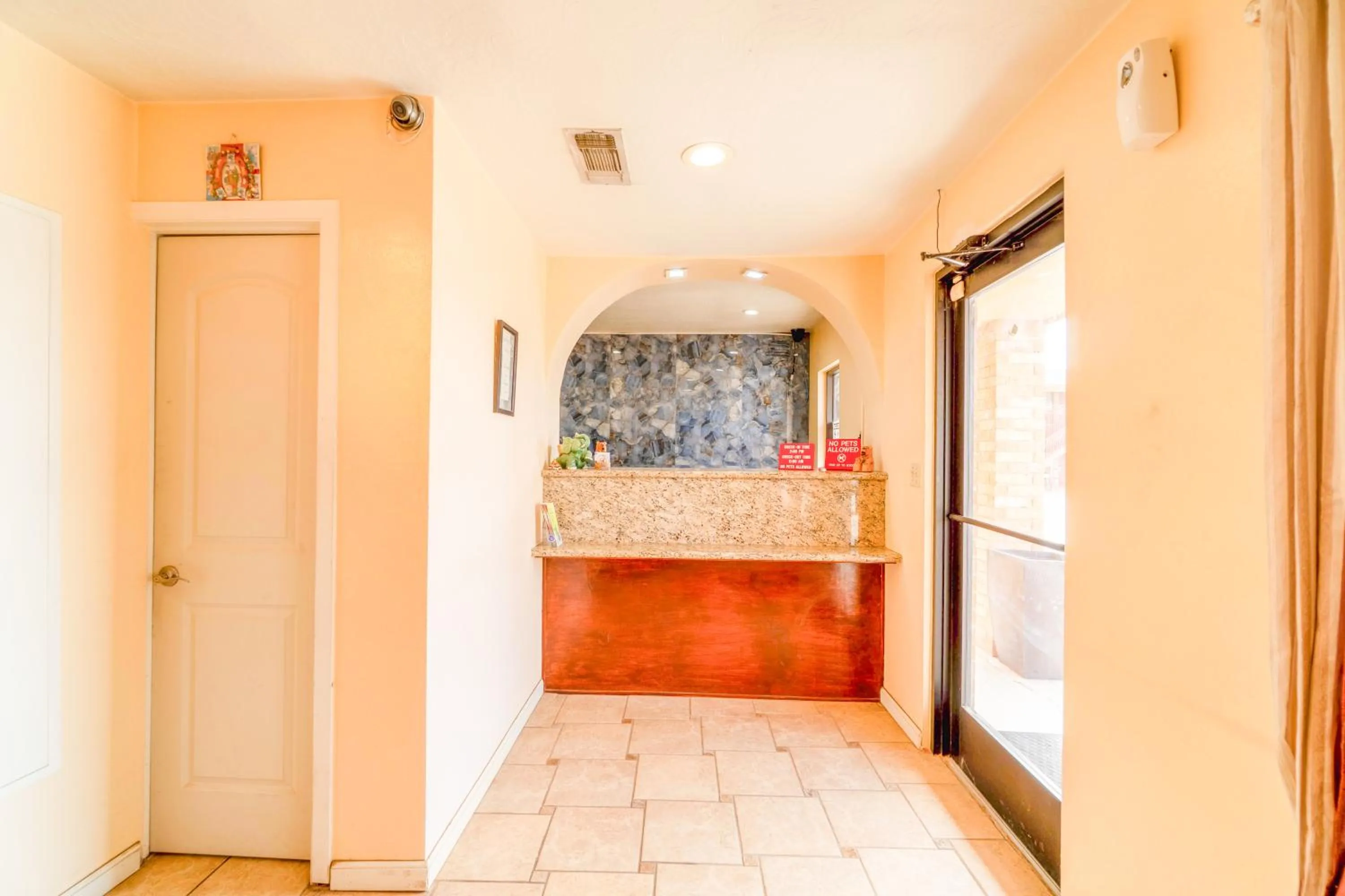 Lobby or reception in Crown Inn By OYO Denver Tx