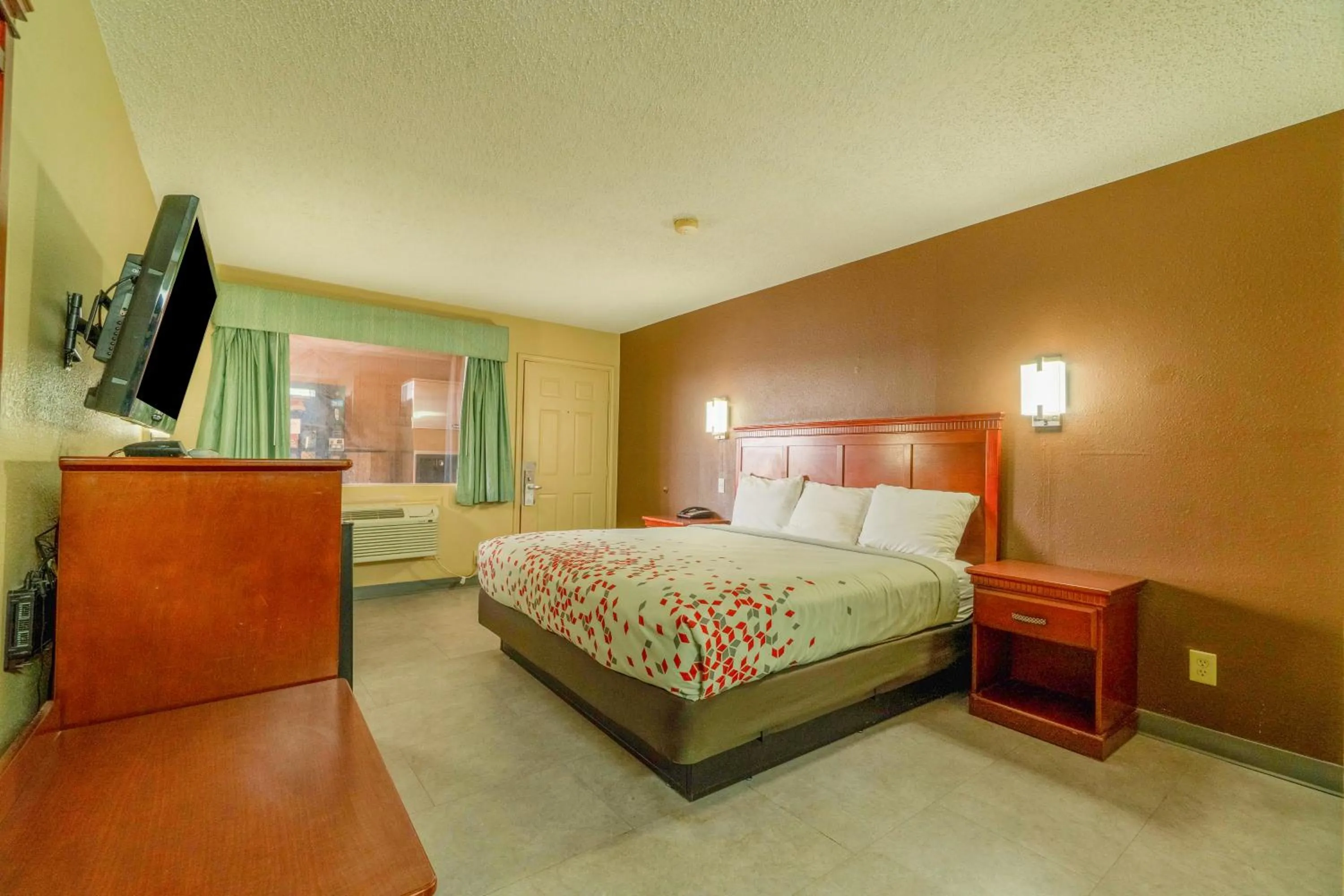 Bedroom, Bed in Crown Inn By OYO Denver Tx