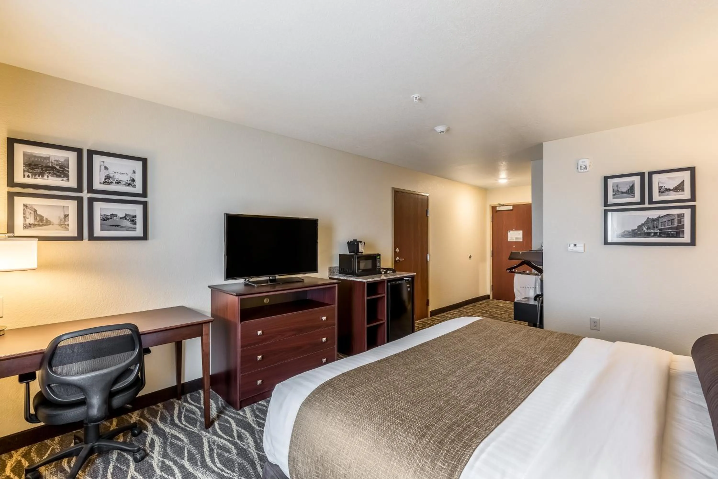 Bed in Cobblestone Hotel & Suites - Chippewa Falls
