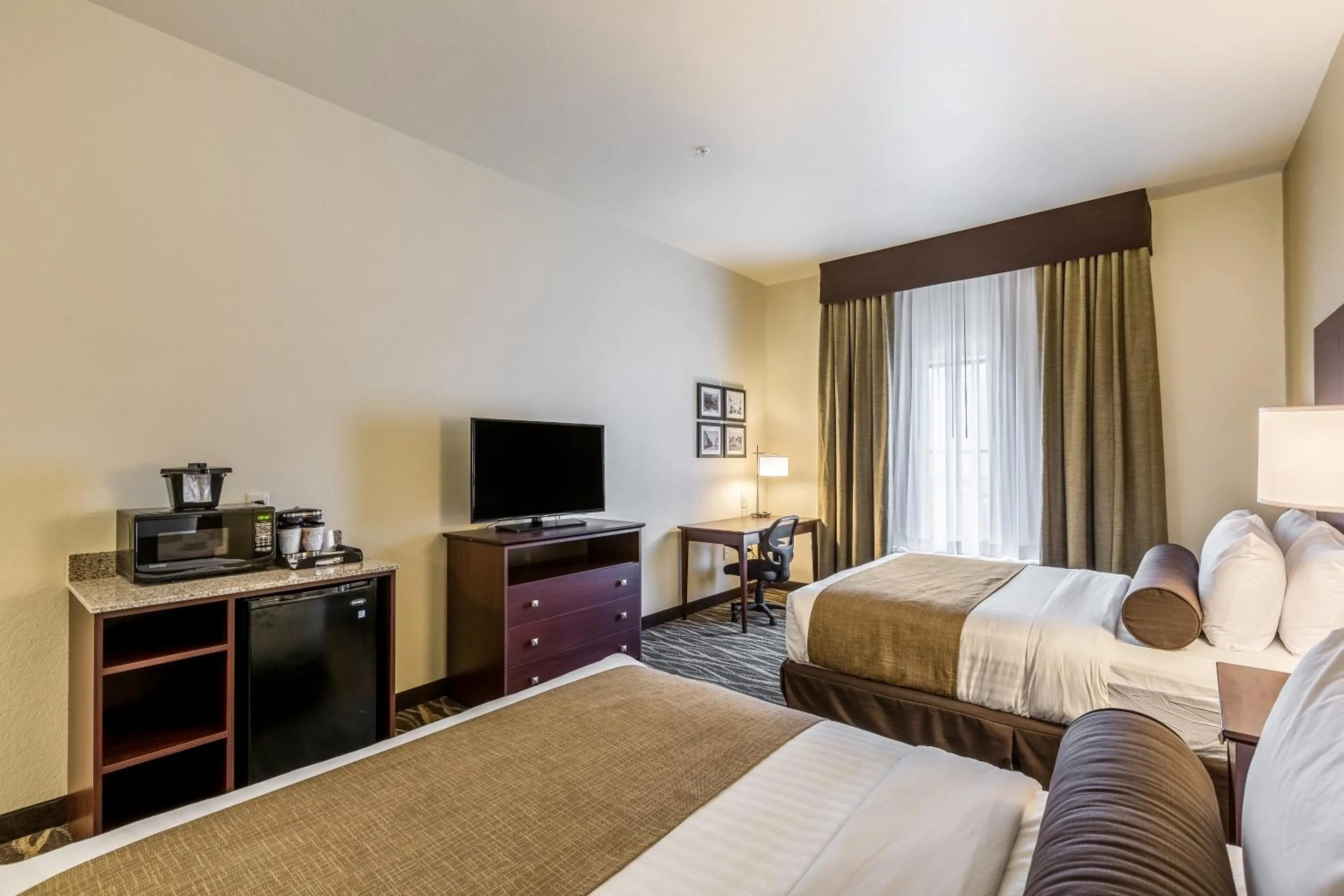 TV and multimedia, Bed in Cobblestone Hotel & Suites - Chippewa Falls