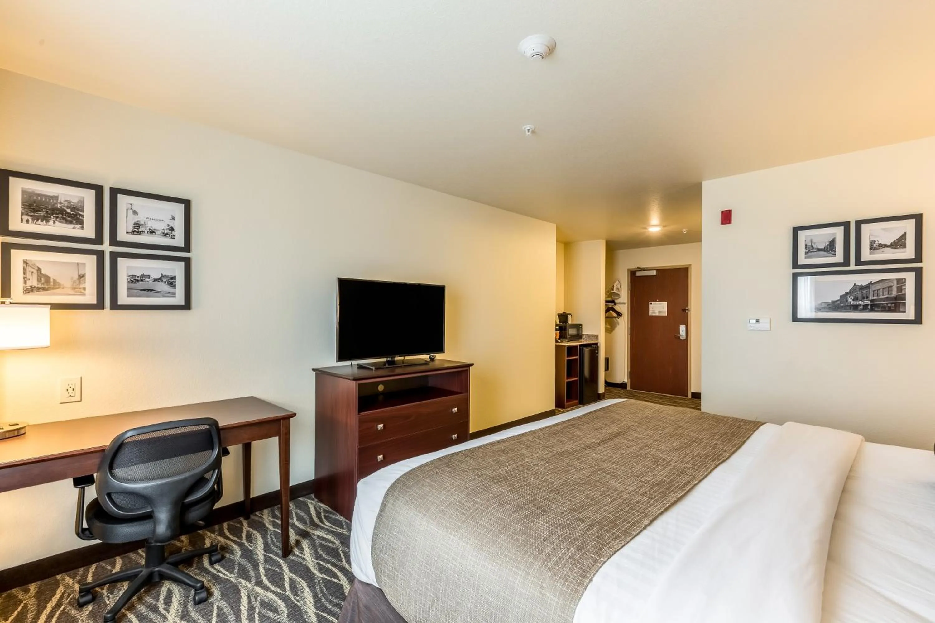 Bed in Cobblestone Hotel & Suites - Chippewa Falls