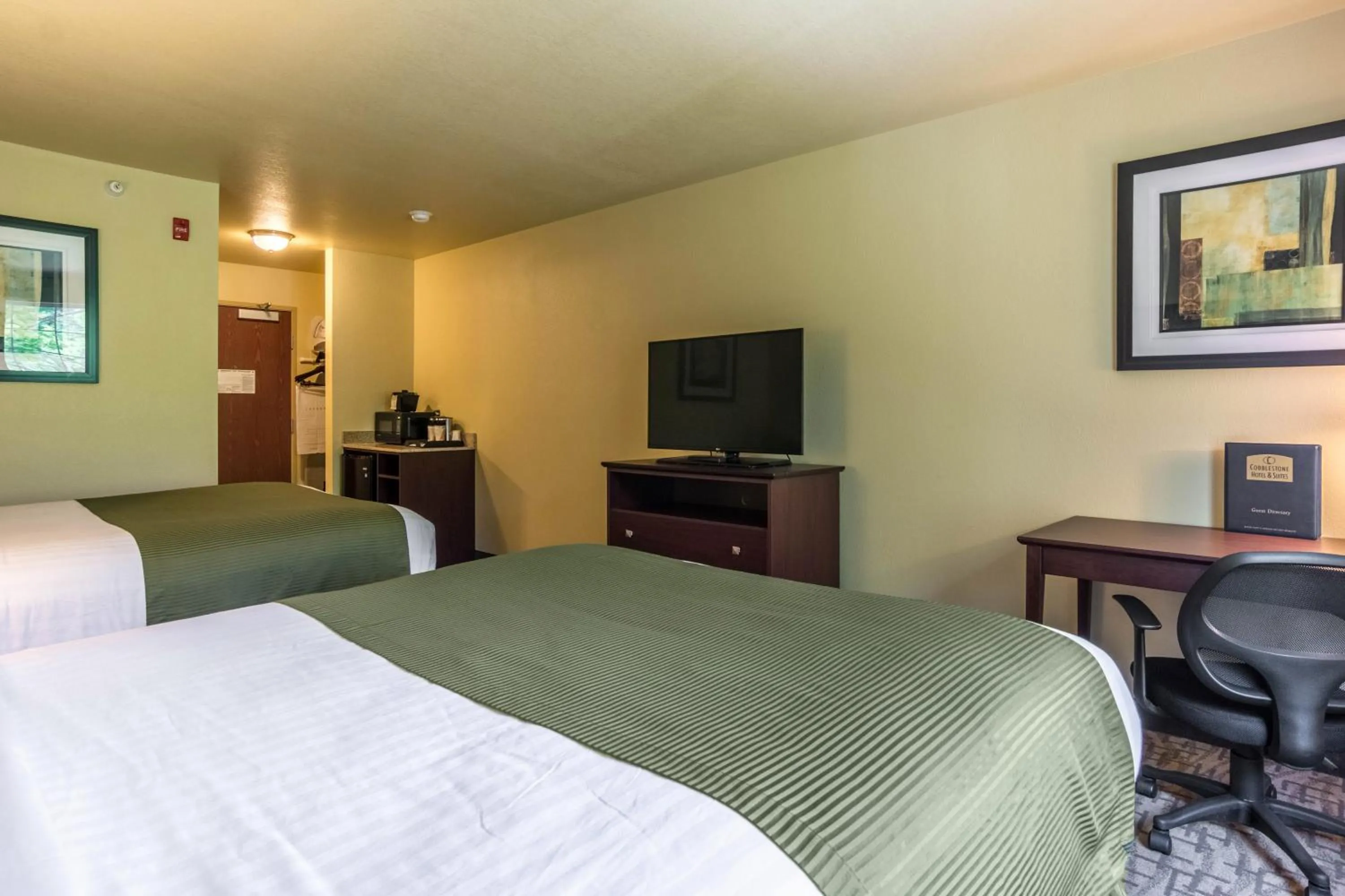 Bed in Cobblestone Hotel & Suites - Harborcreek