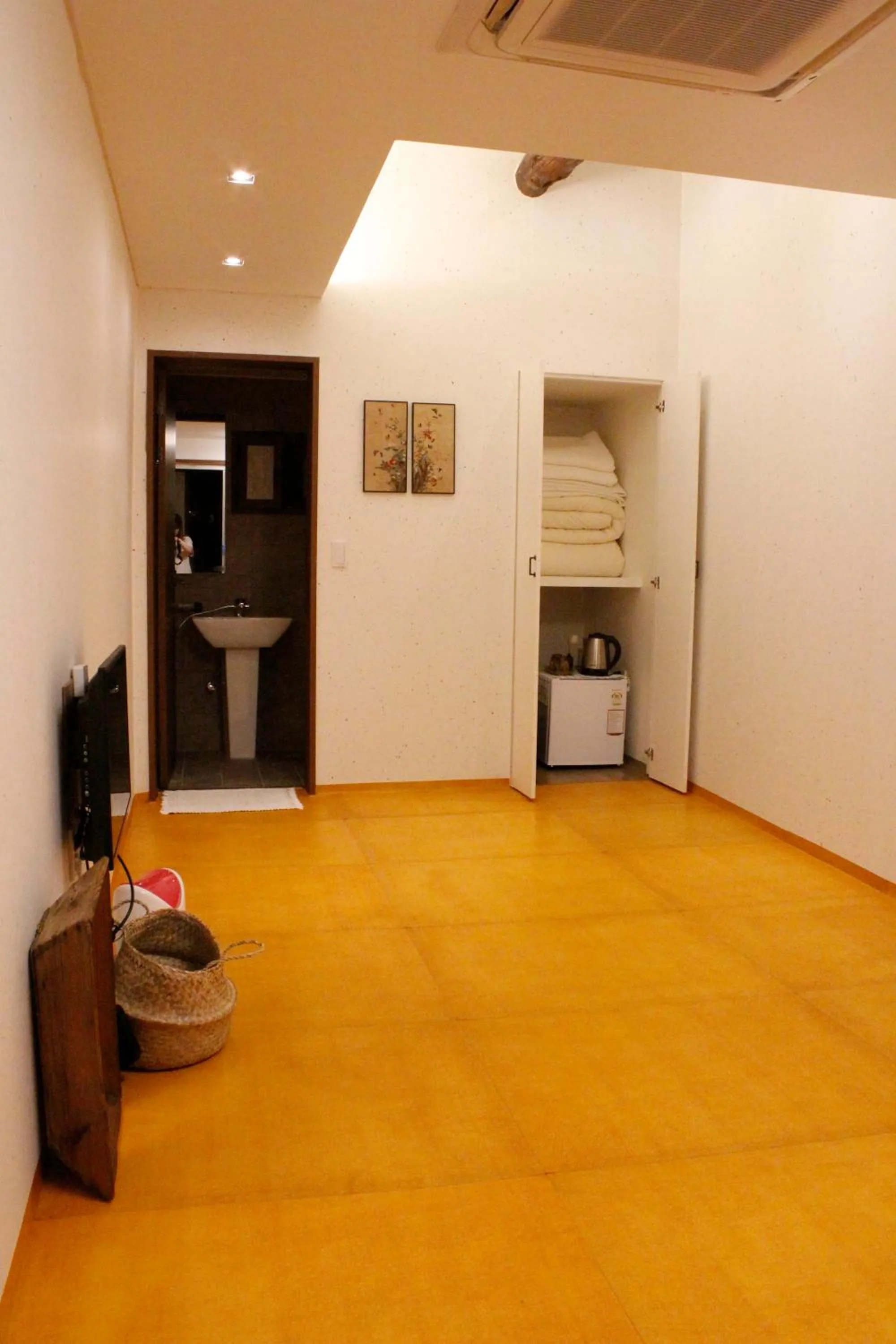 TV and multimedia in Sungsim Hanok Guesthouse