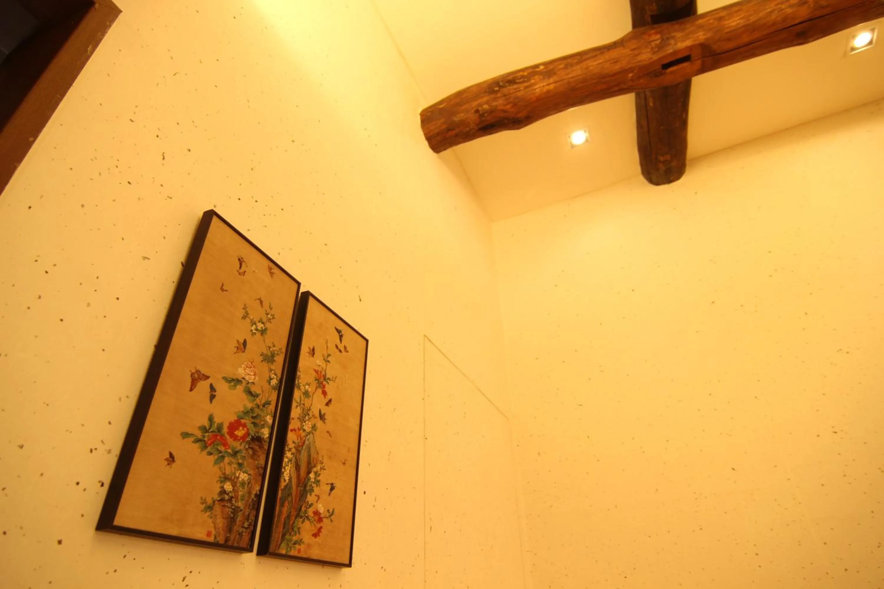 Decorative detail in Sungsim Hanok Guesthouse