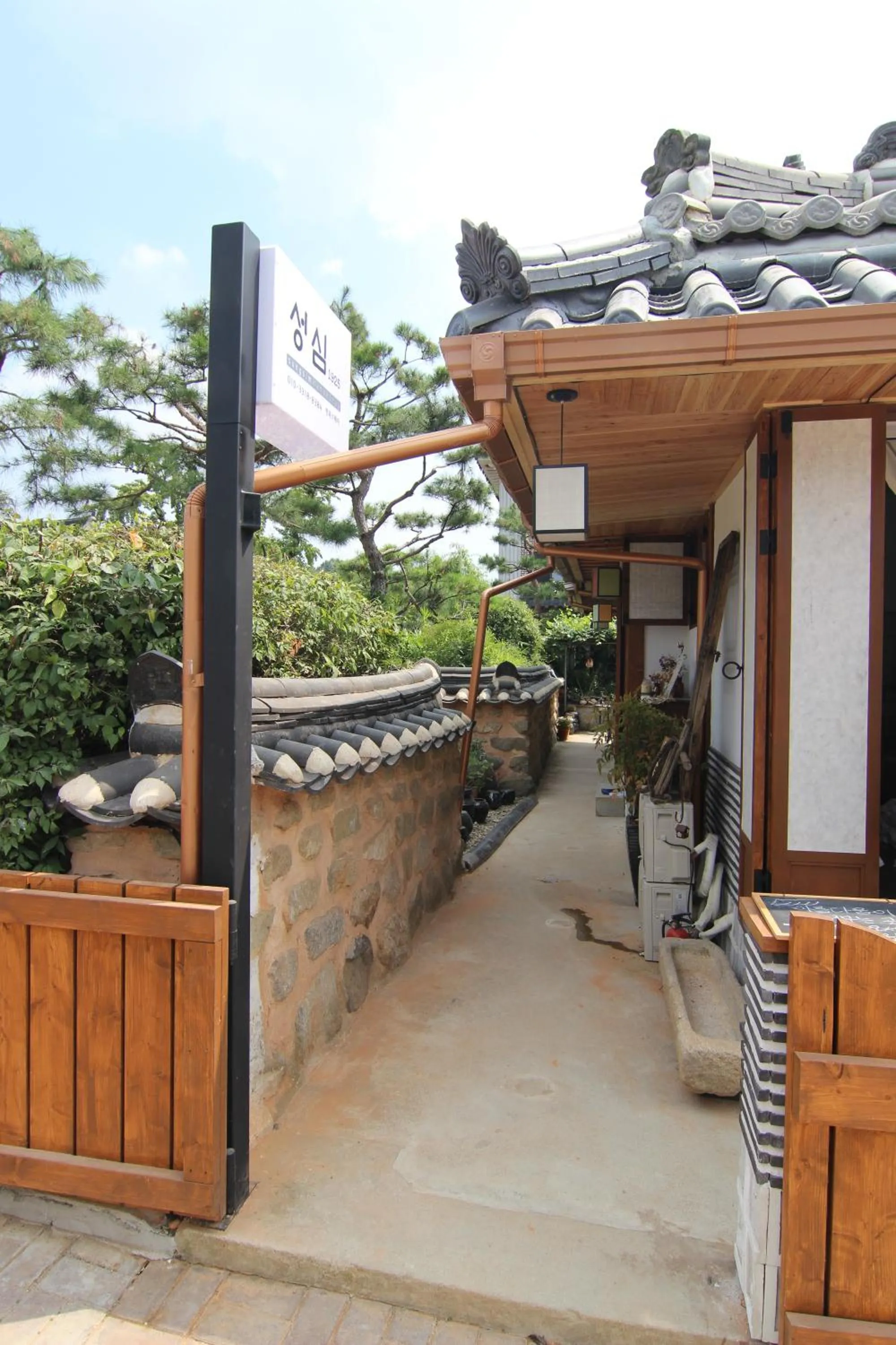 Facade/entrance in Sungsim Hanok Guesthouse