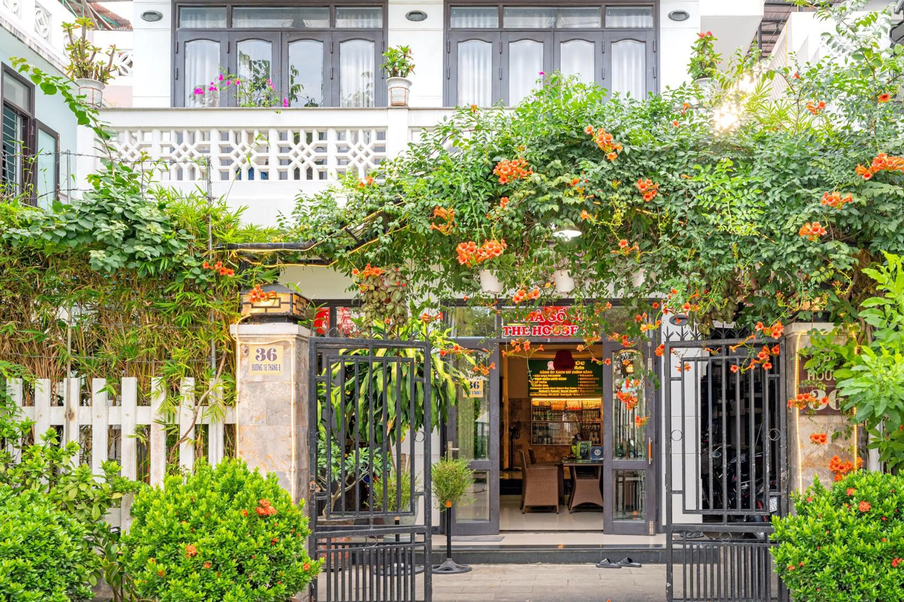 Facade/entrance in The House 36