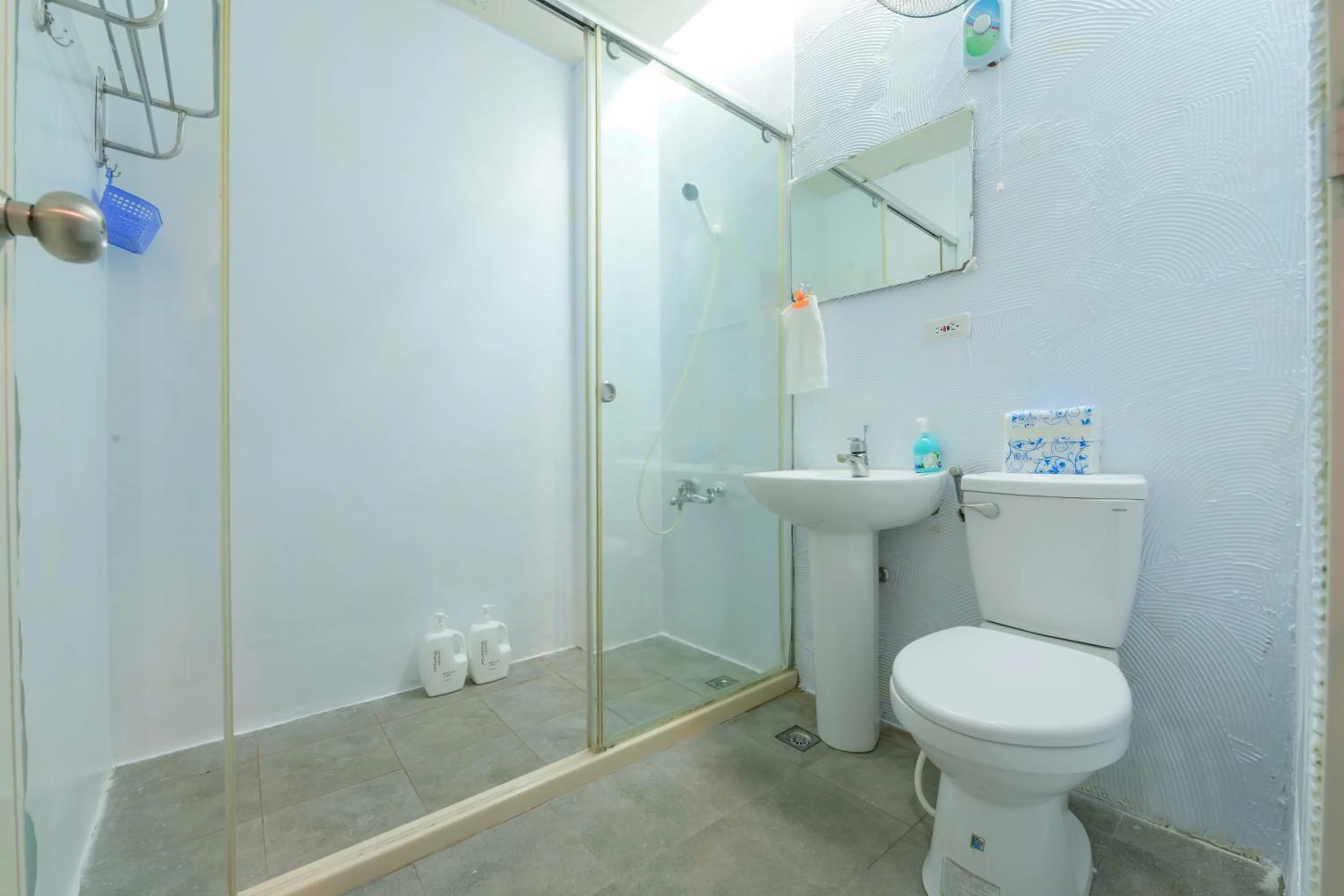 Shower, Bathroom in On My Way Hualien Hostel