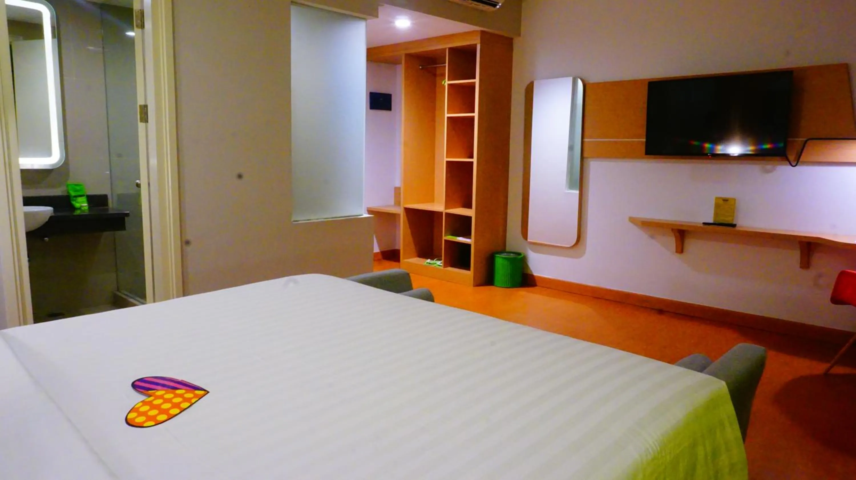 Bed in MaxOneHotels at Resort Makassar