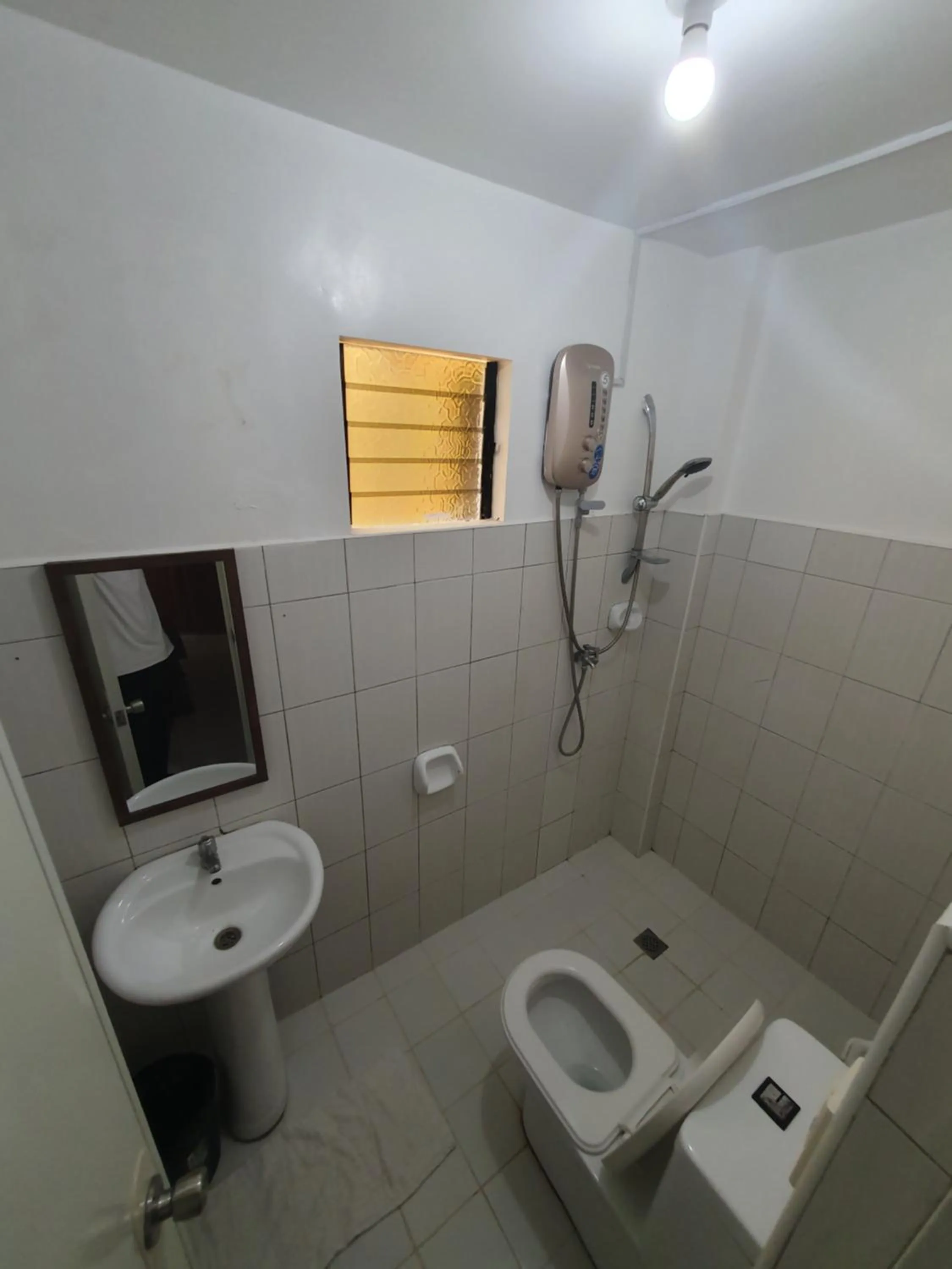 Shower in Moalboal Tropics