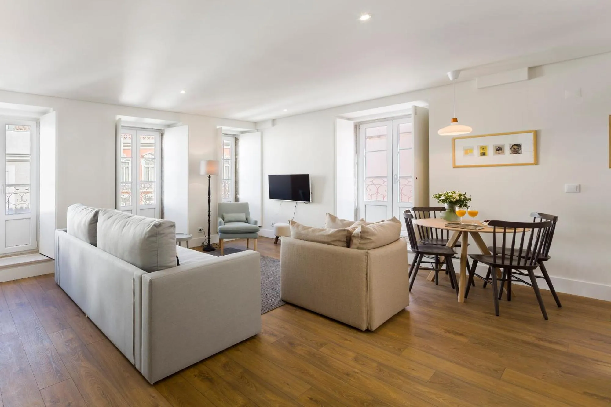 TV and multimedia in LSA Bairro Alto by Numa