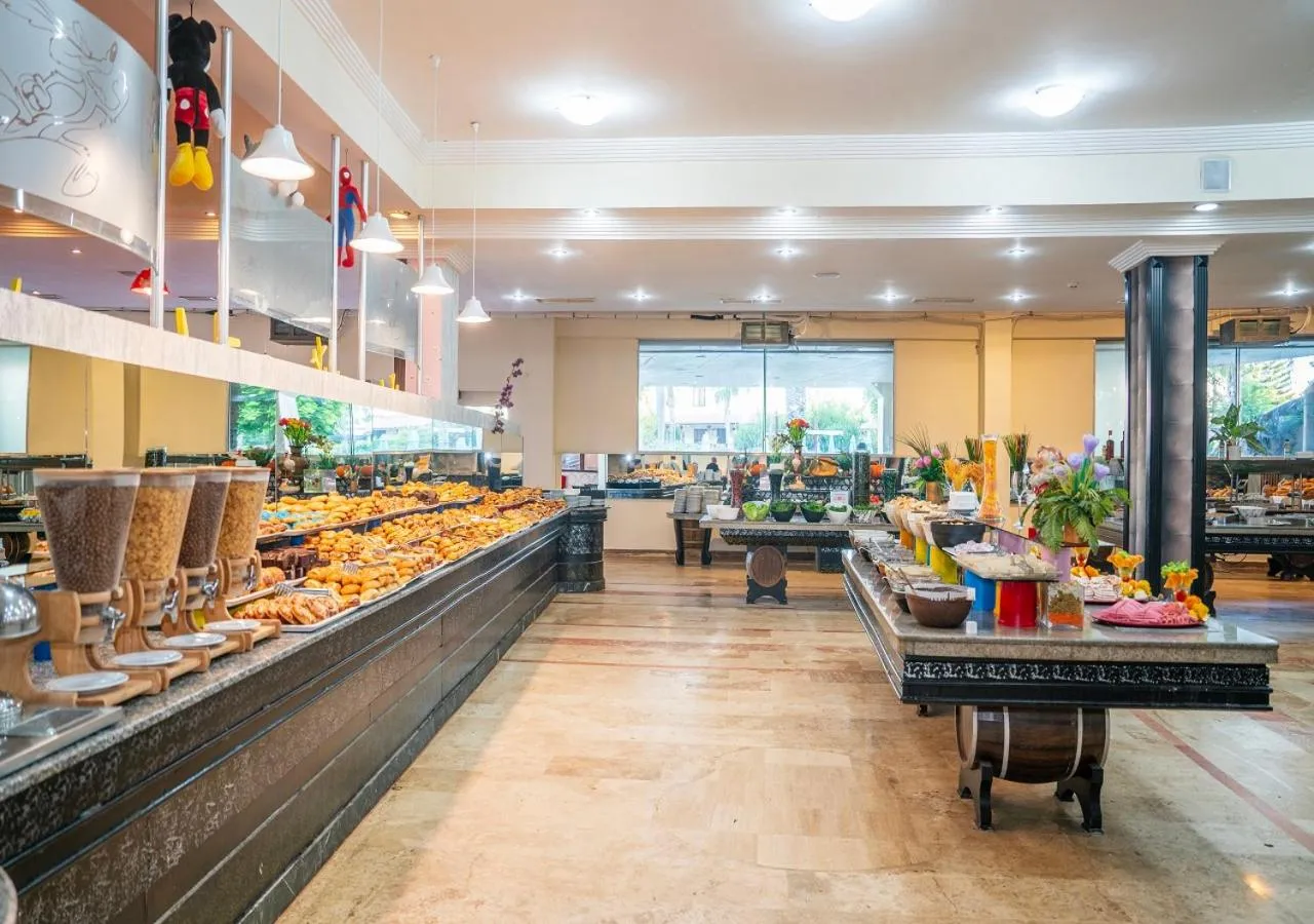 Restaurant/places to eat in Armas Pemar Beach