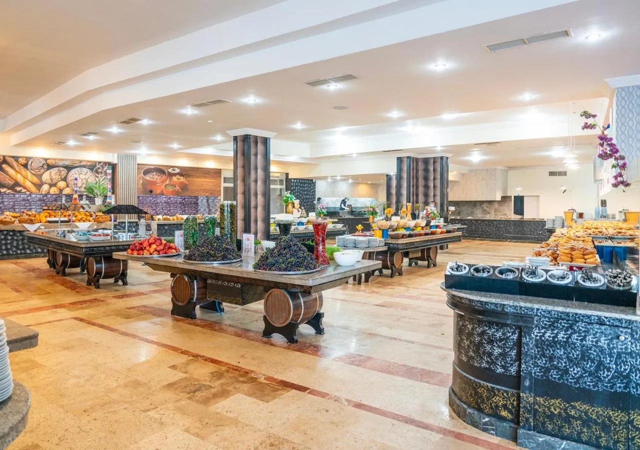 Restaurant/places to eat in Armas Pemar Beach