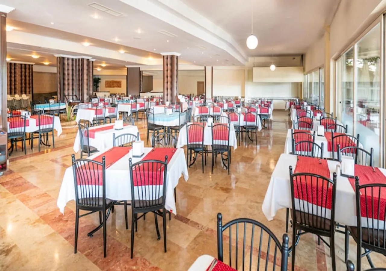 Restaurant/places to eat in Armas Pemar Beach