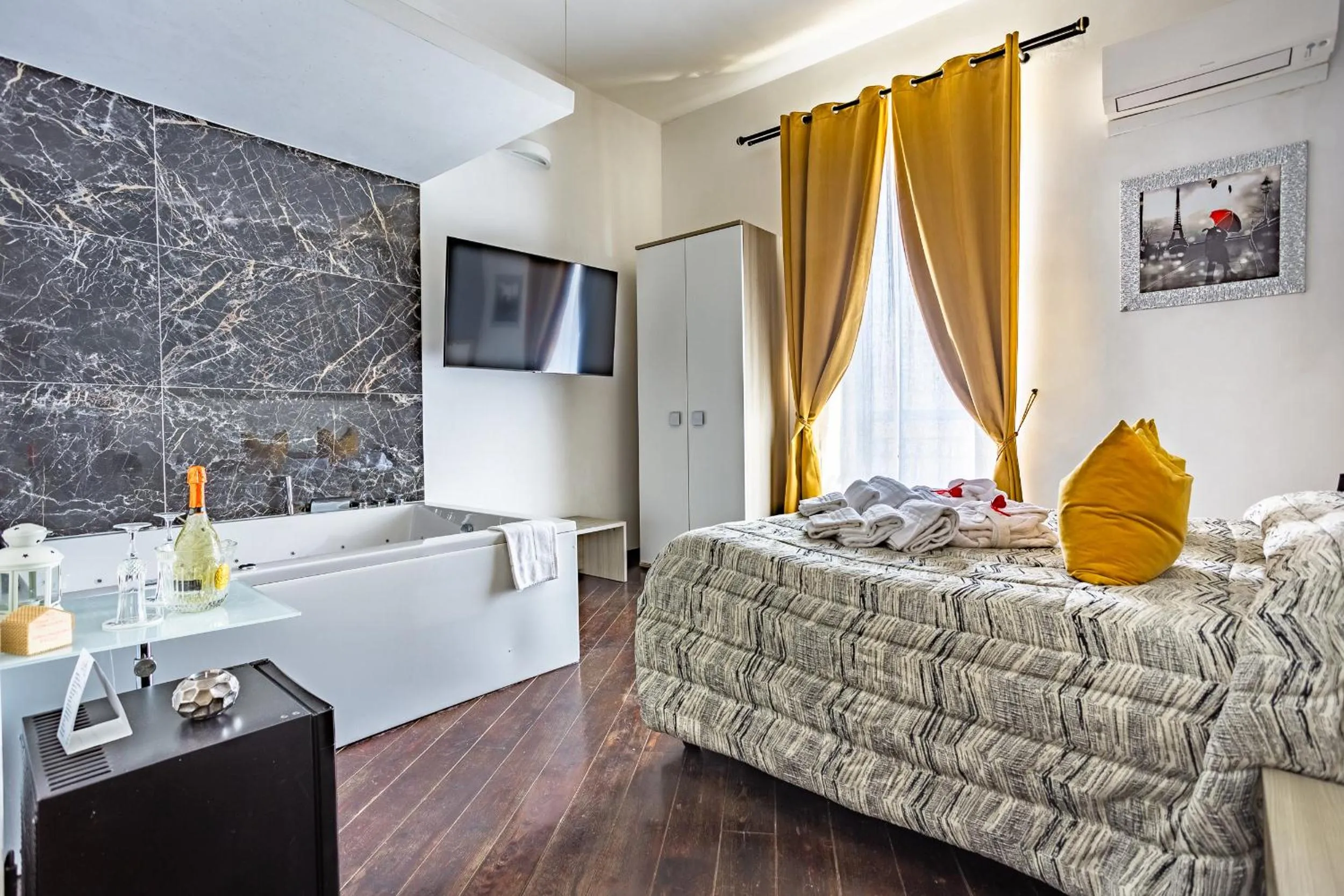 Hot Tub, Bed in Relais Incantesimo Vaticano