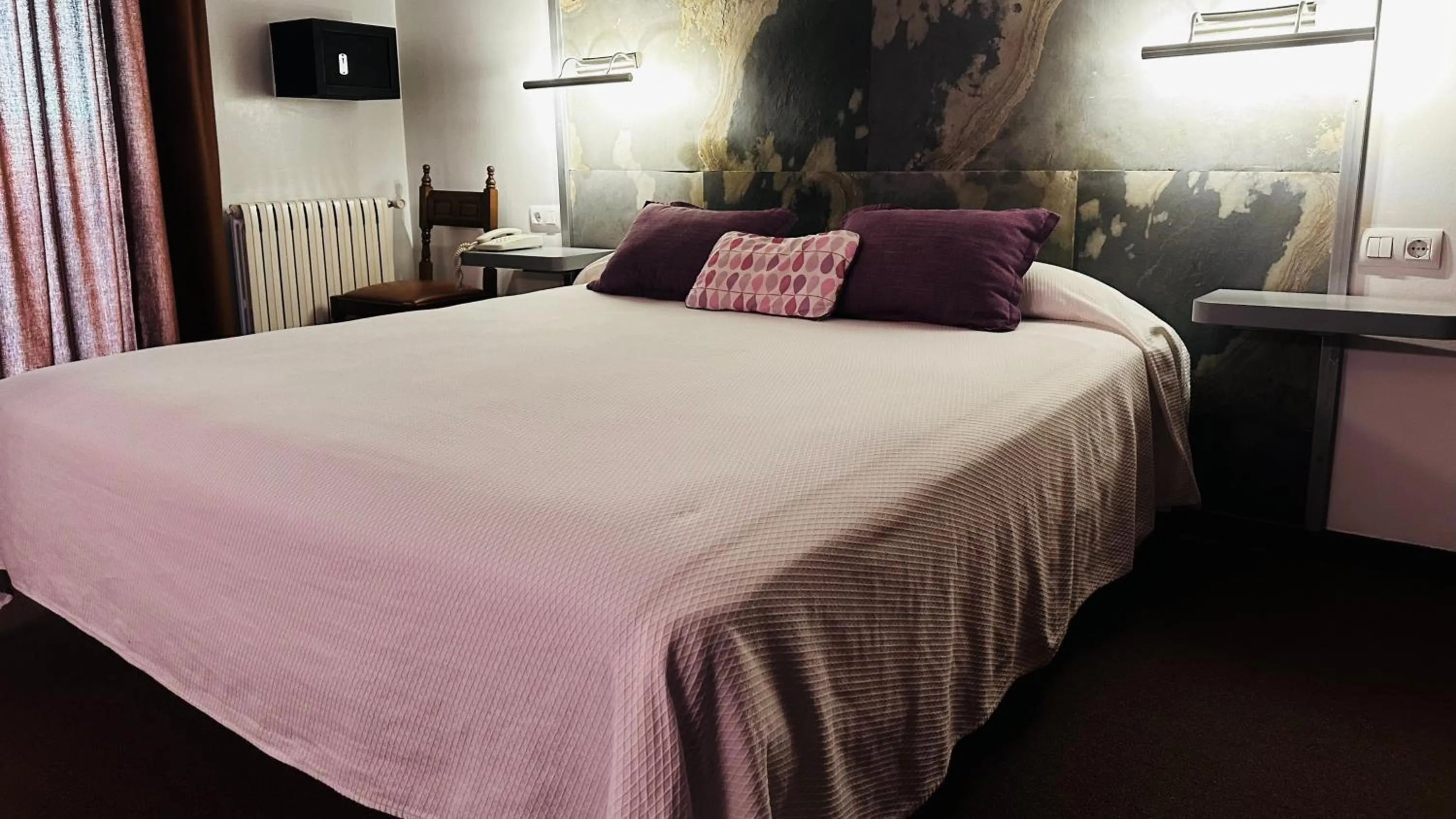 Bedroom, Bed in Hotel Folch