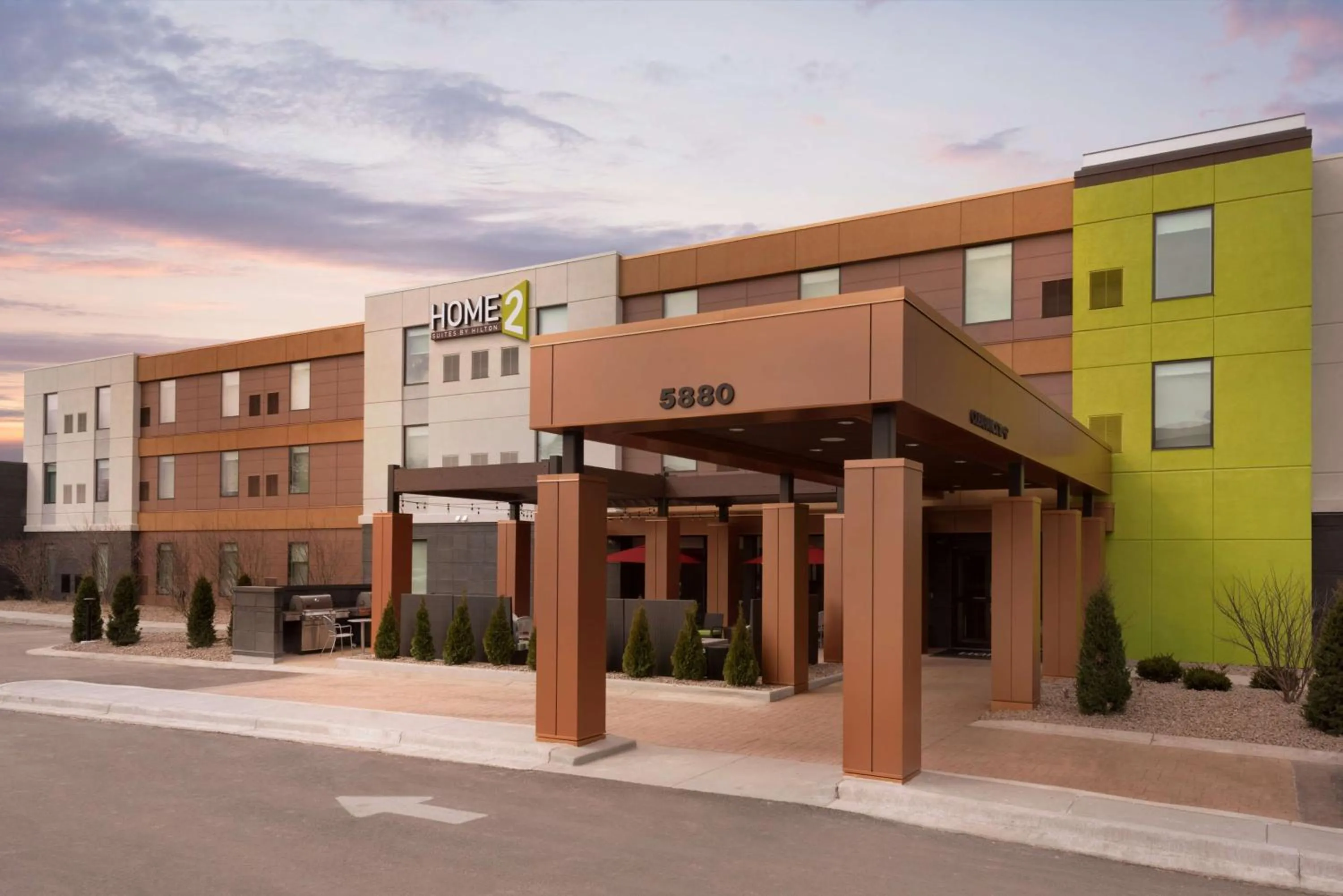 Property building in Home2 Suites by Hilton Milwaukee Airport