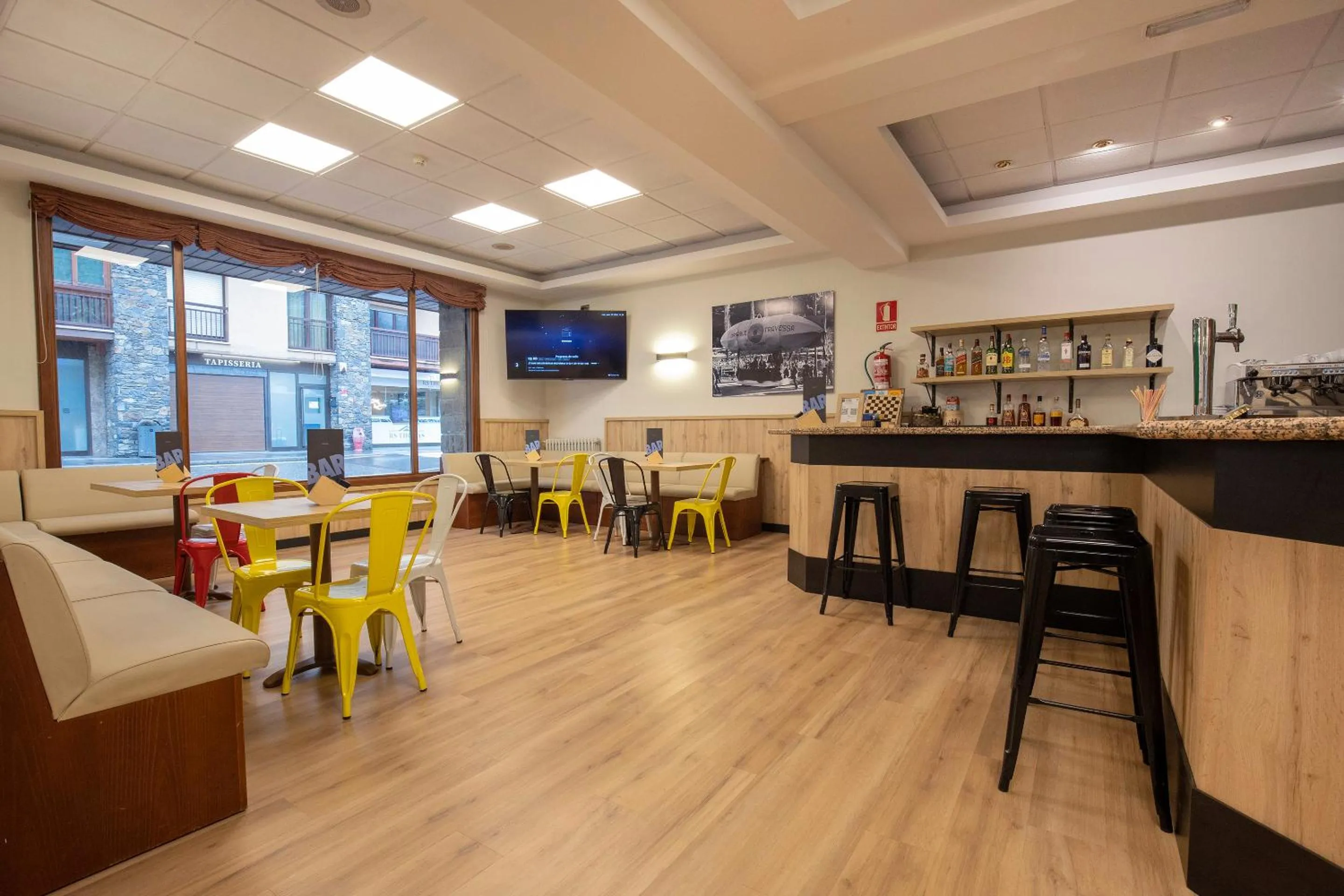 Lounge or bar in Hotel Encamp by Nexta