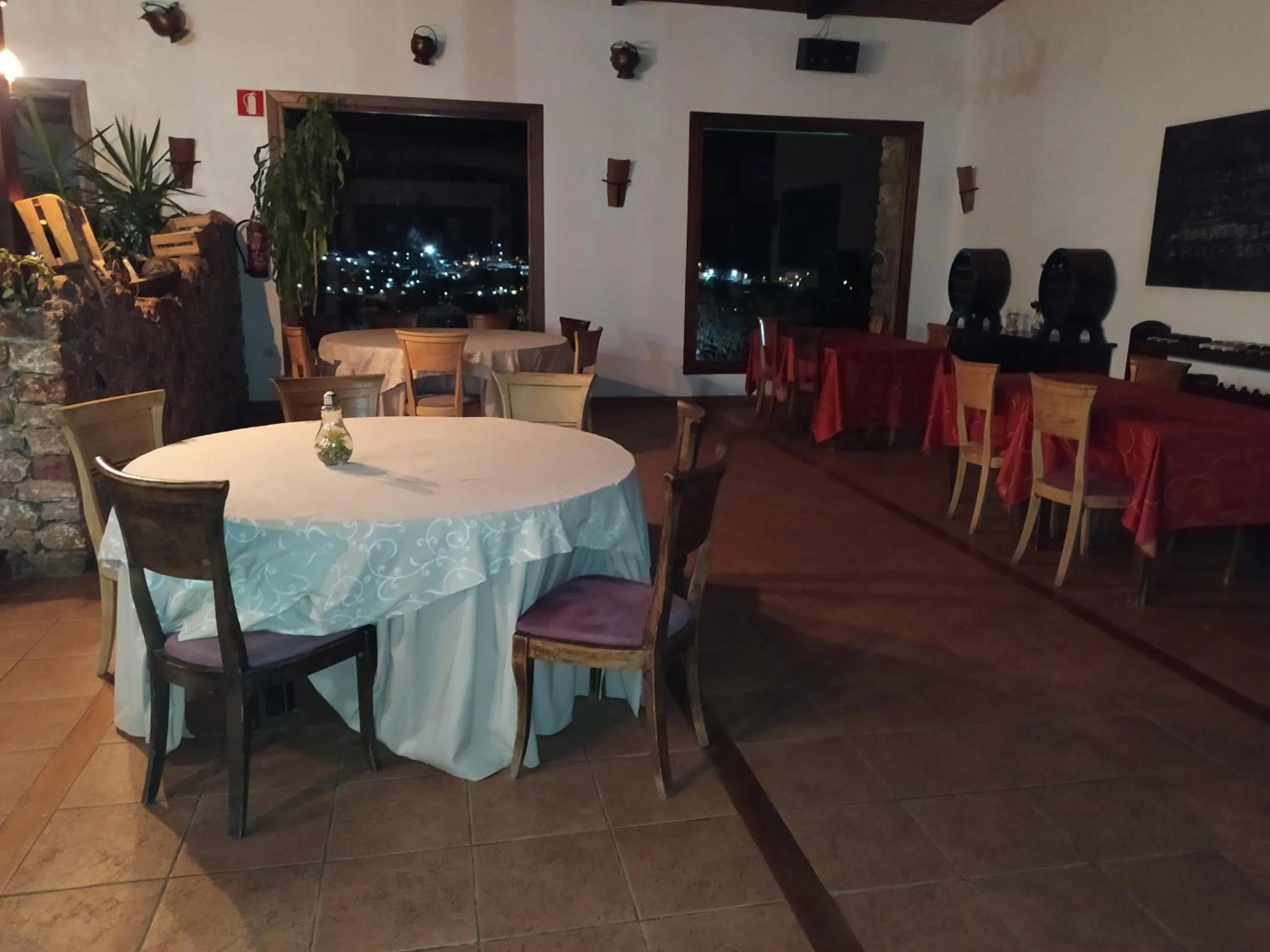 Restaurant/places to eat in Hotel Rural La Marmita de Ahlam
