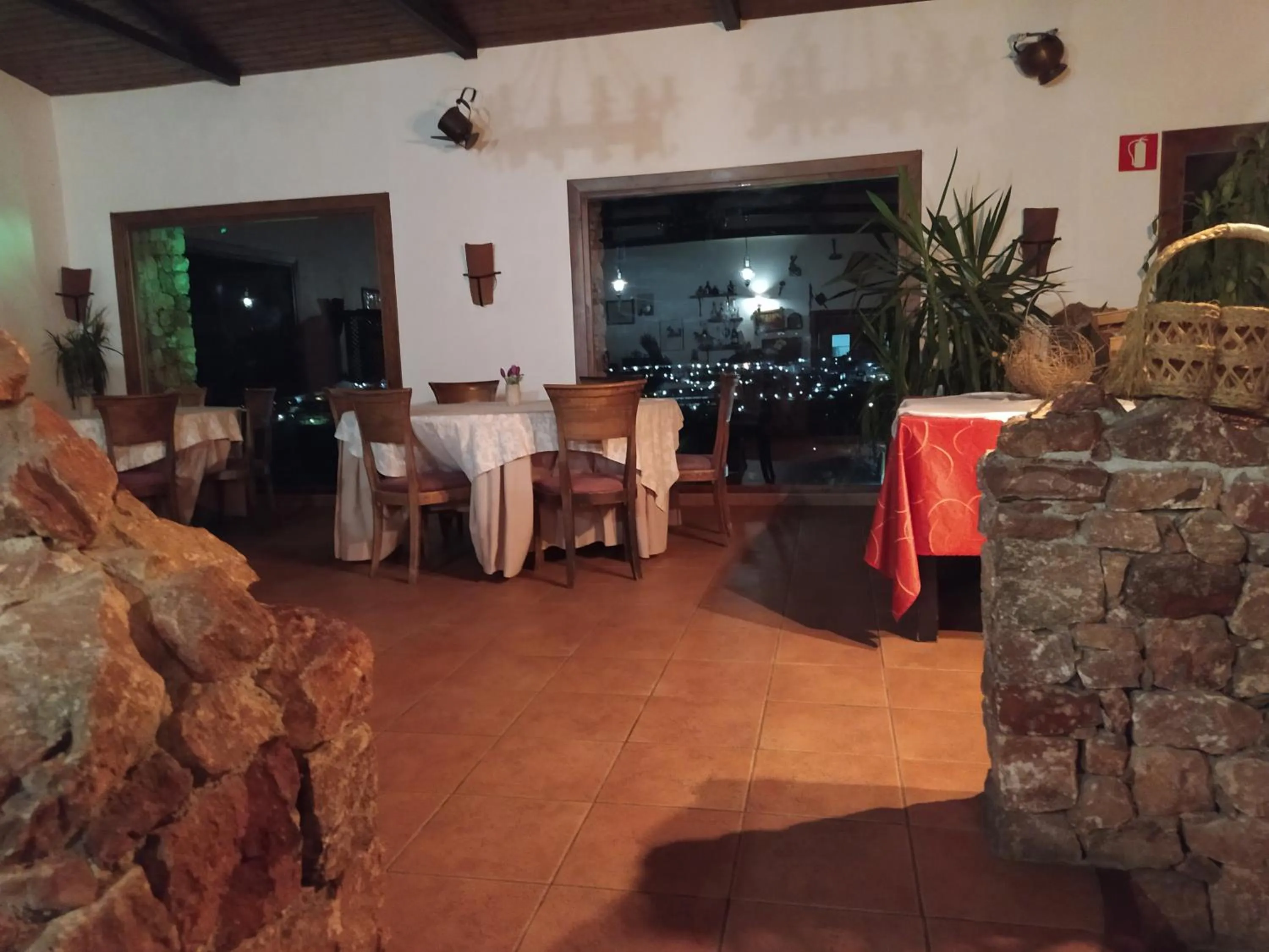 Restaurant/places to eat in Hotel Rural La Marmita de Ahlam