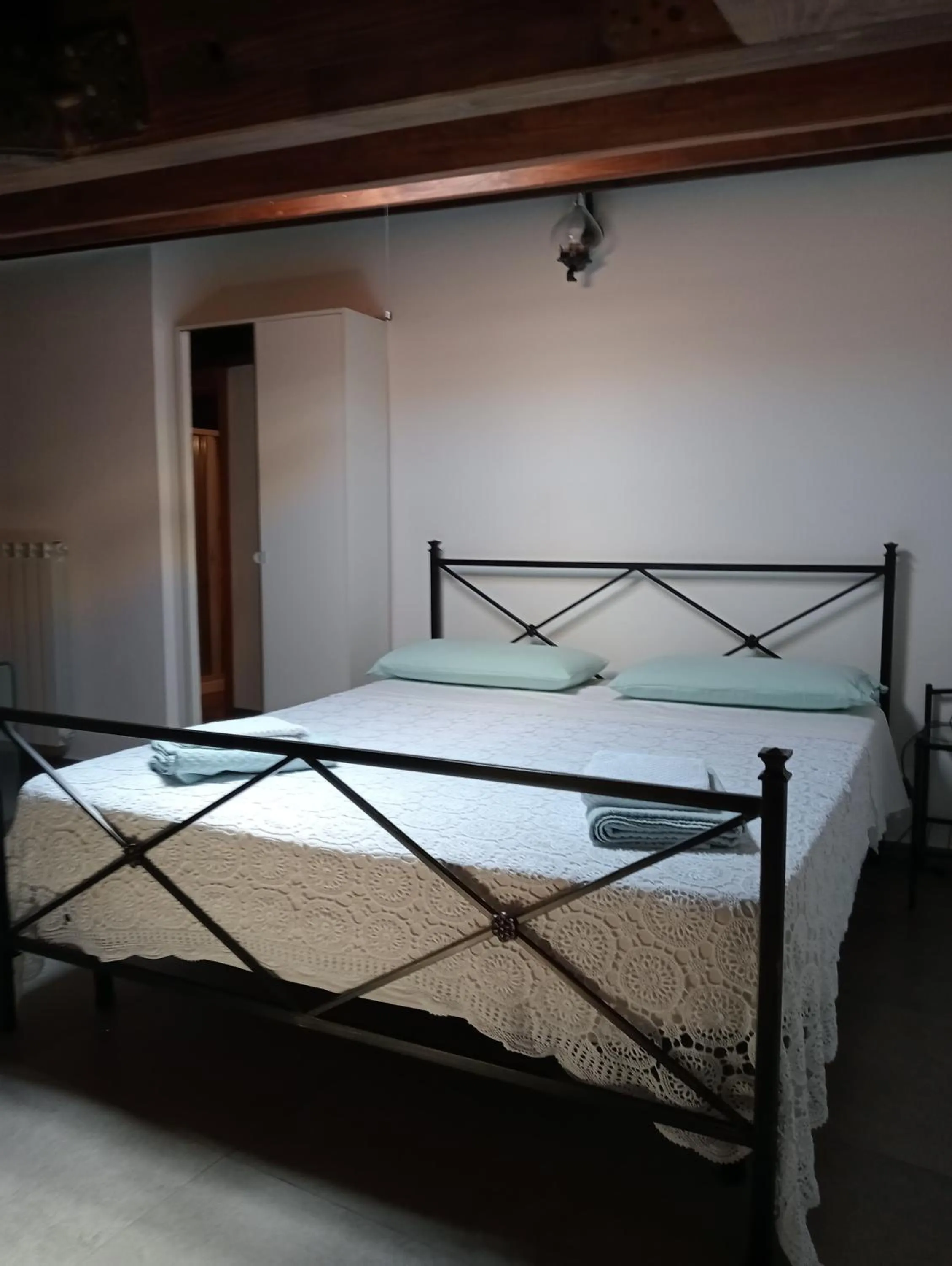 Bed in San Nicolò Holiday Home