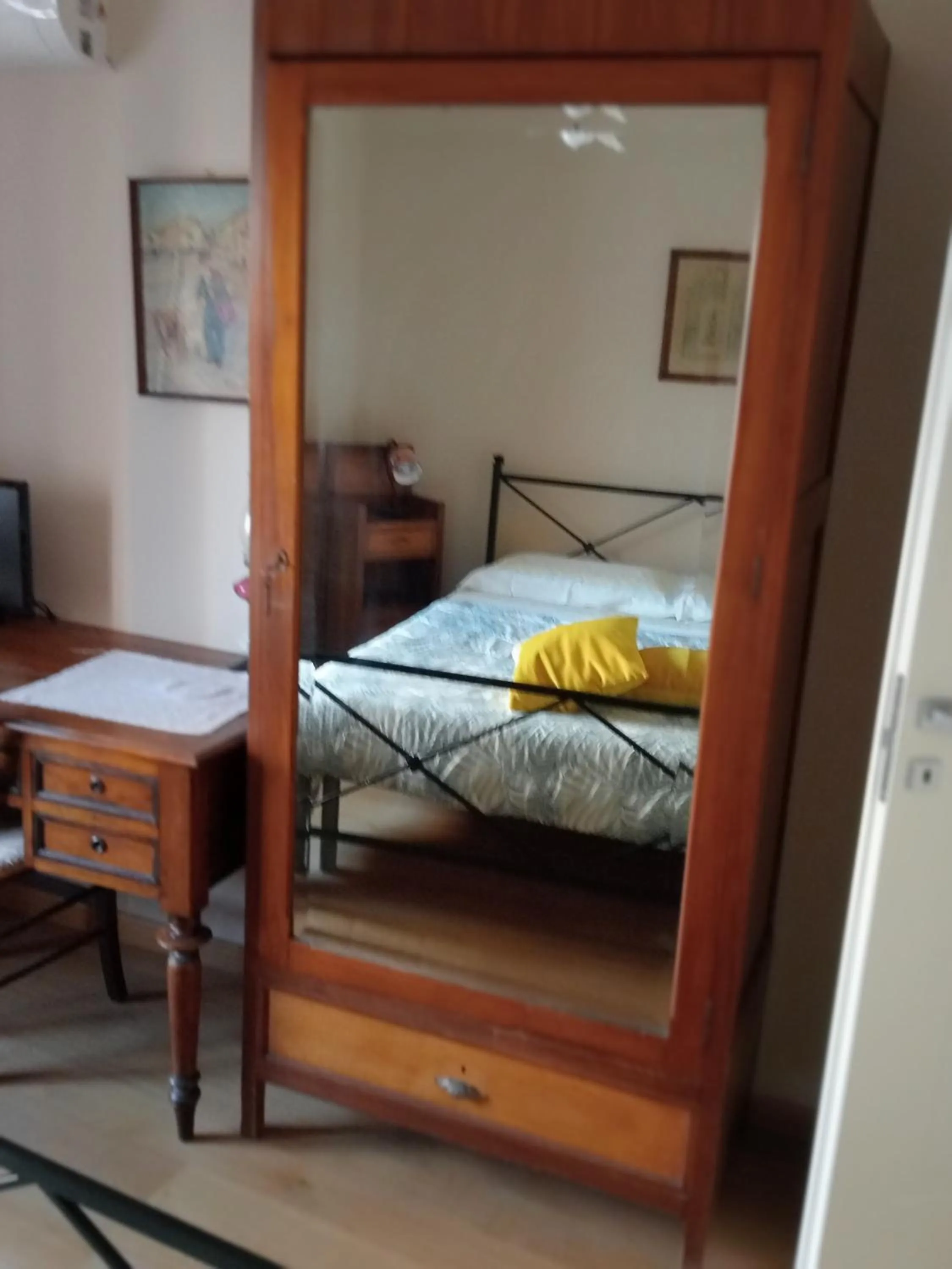 Bed in San Nicolò Holiday Home