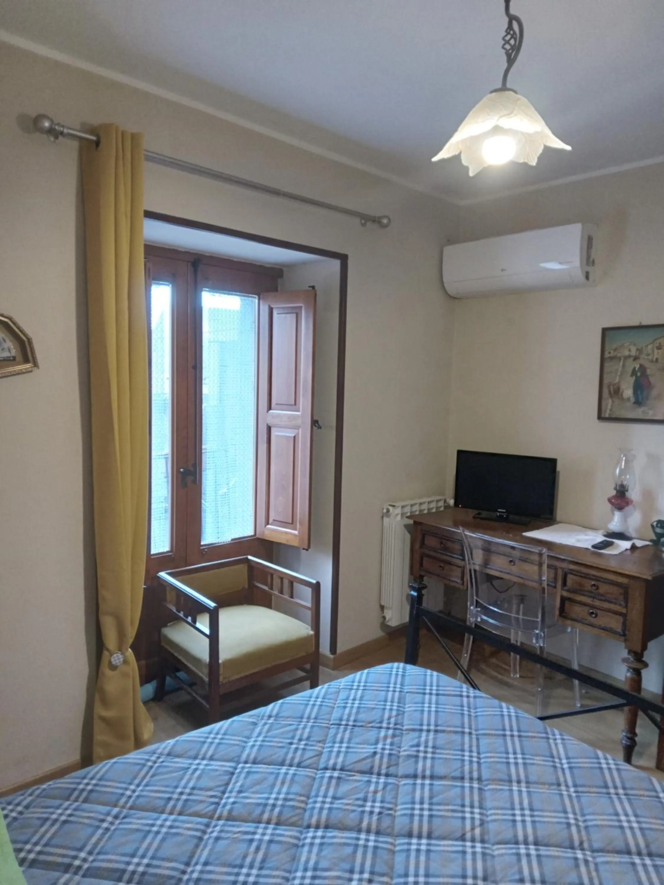 Bed in San Nicolò Holiday Home