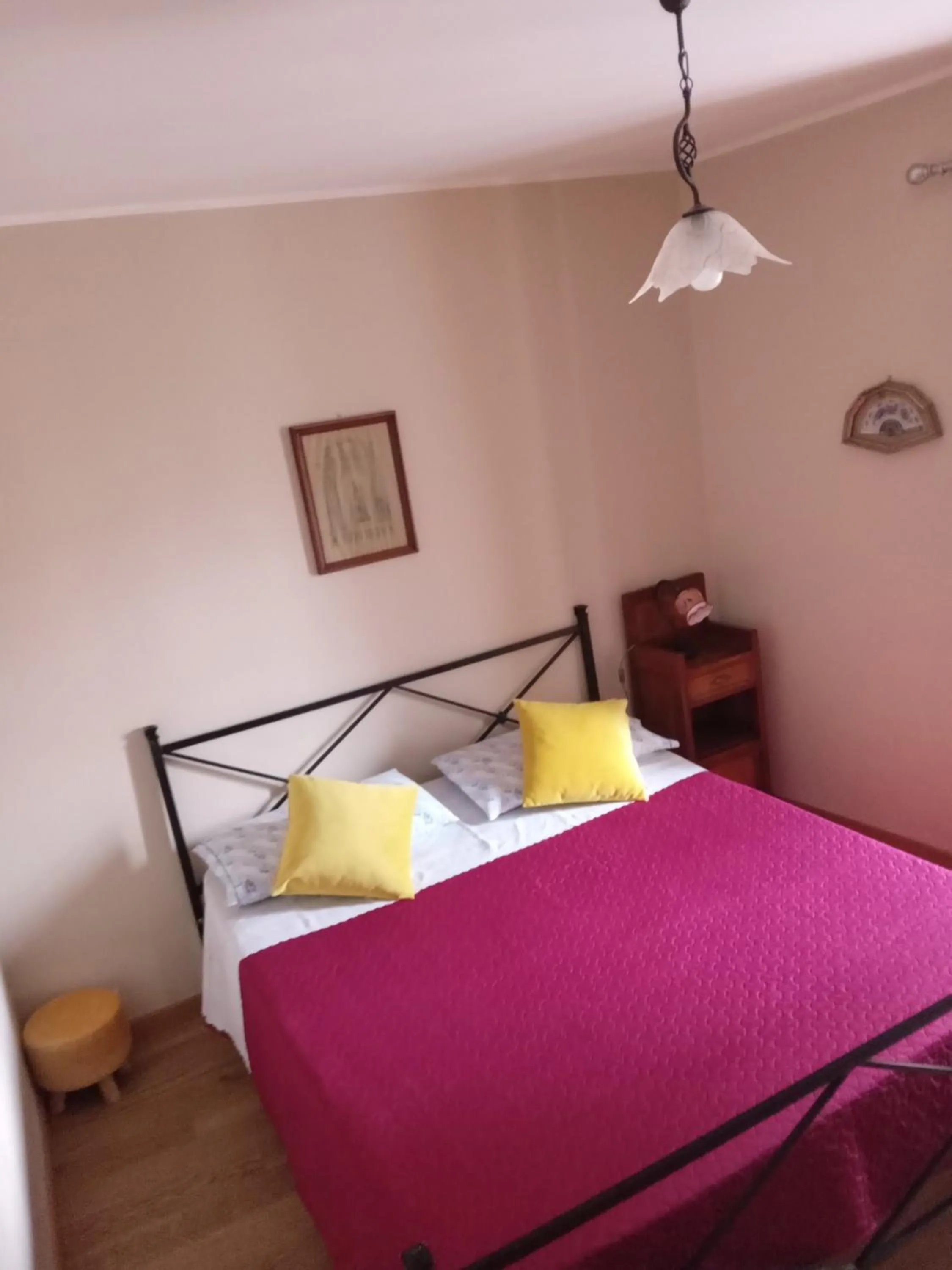 Bed in San Nicolò Holiday Home