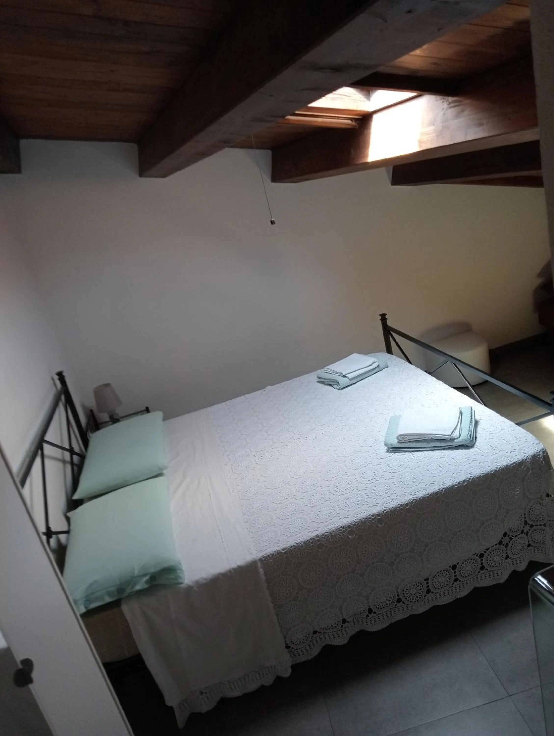 Bed in San Nicolò Holiday Home