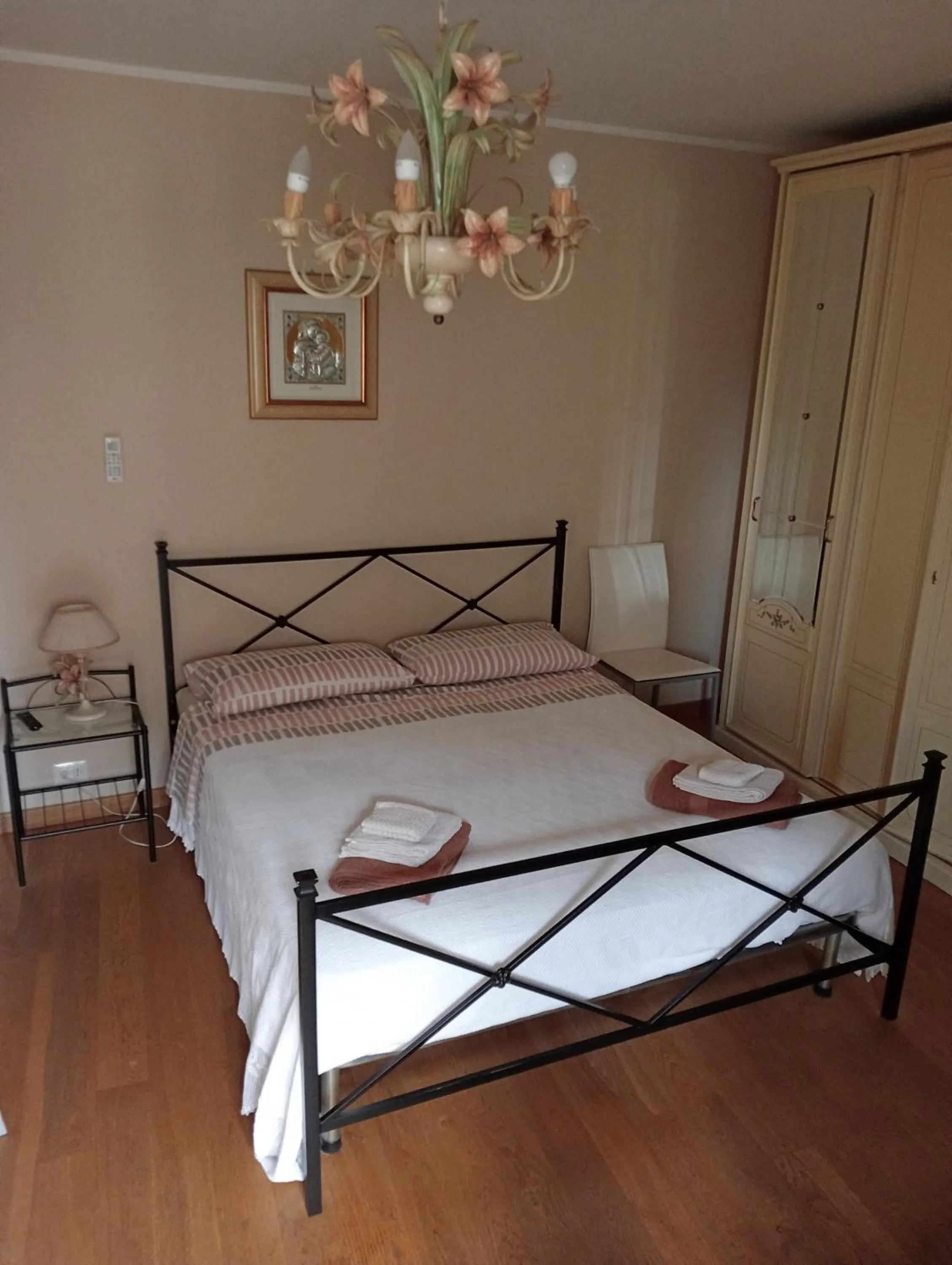 Bed in San Nicolò Holiday Home