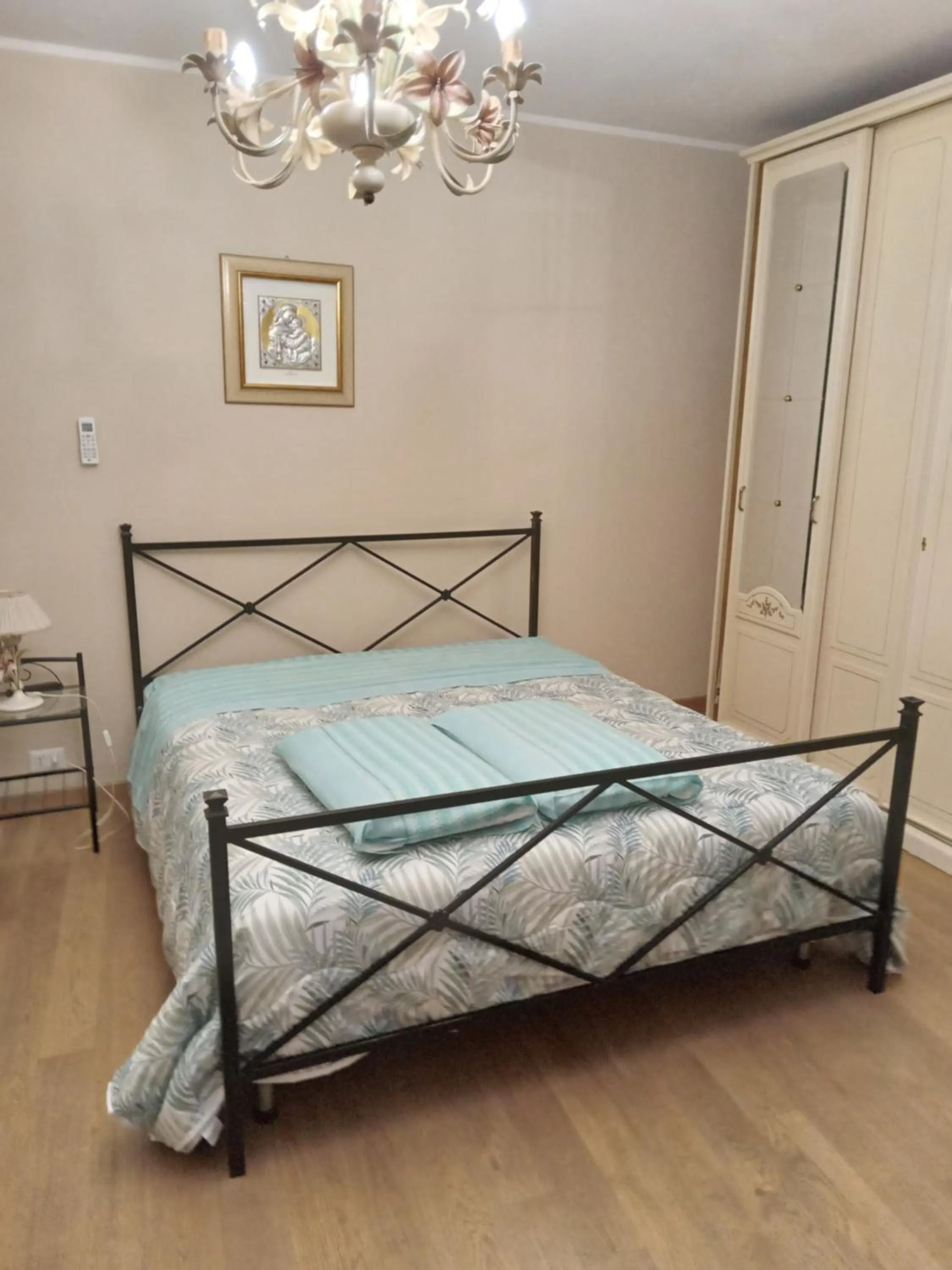 Bed in San Nicolò Holiday Home