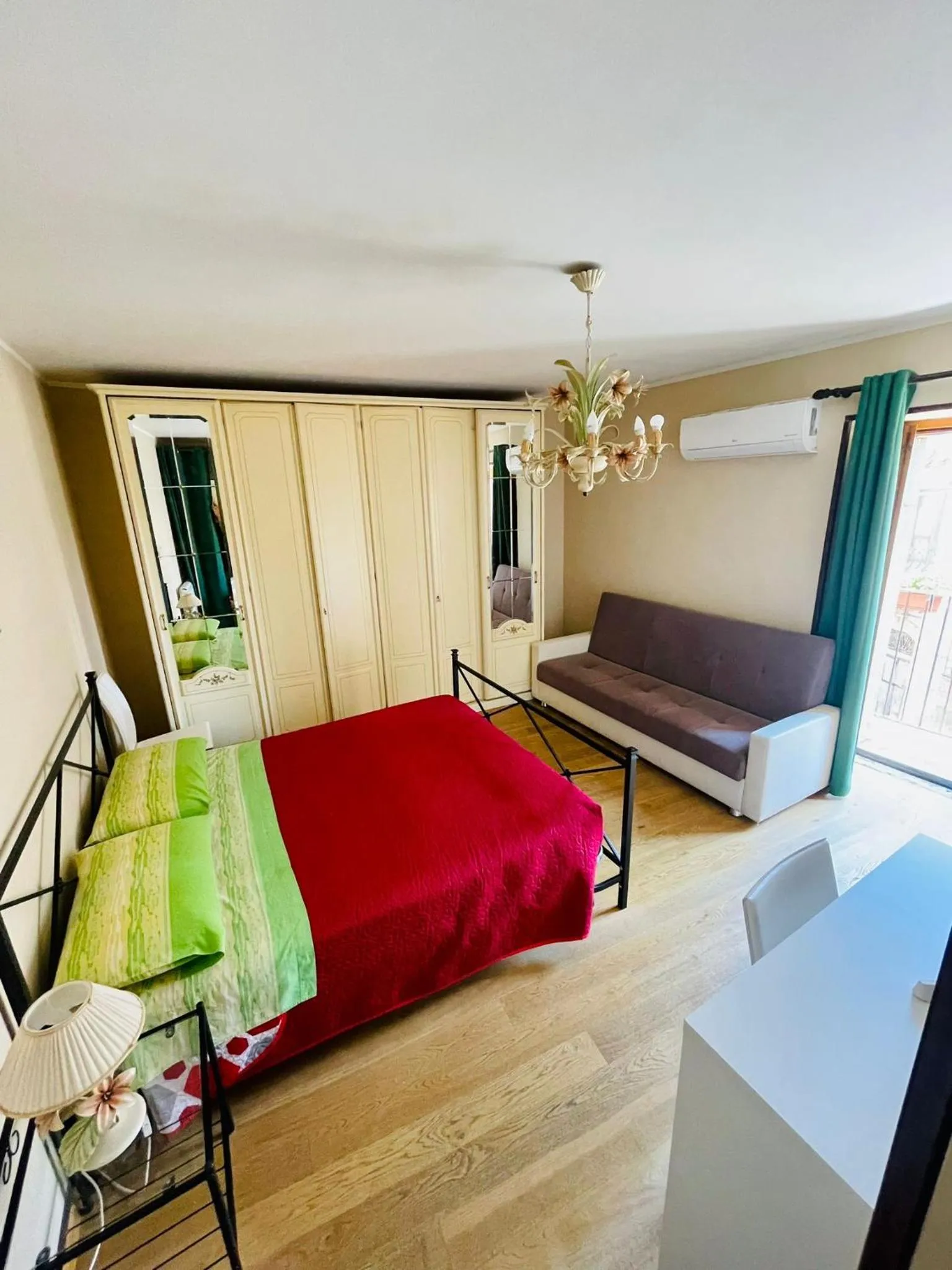 Bed in San Nicolò Holiday Home