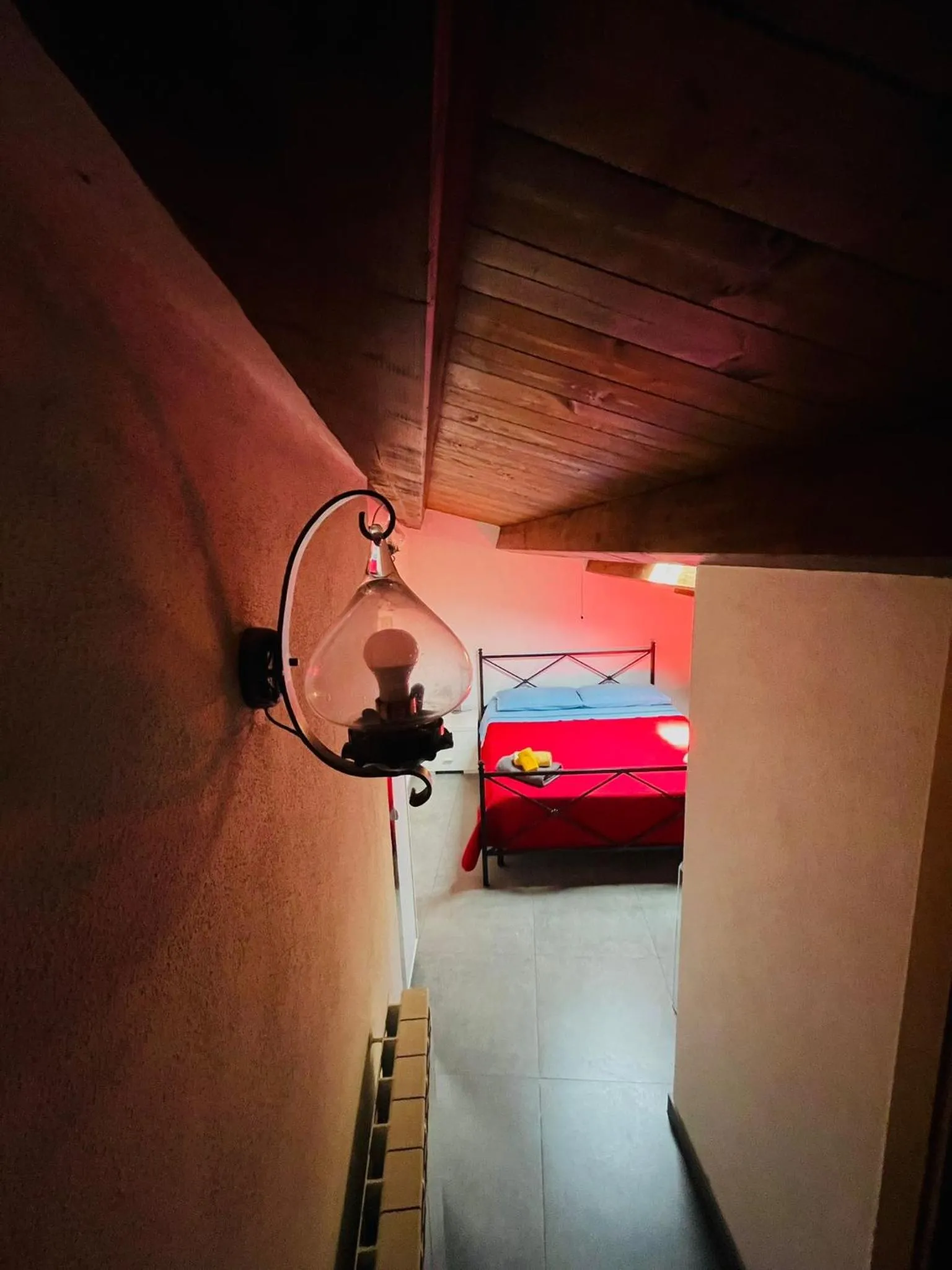 Bed in San Nicolò Holiday Home