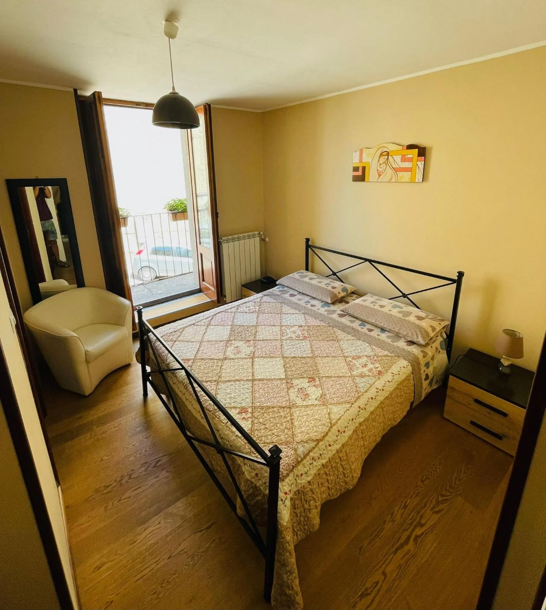 Bed in San Nicolò Holiday Home