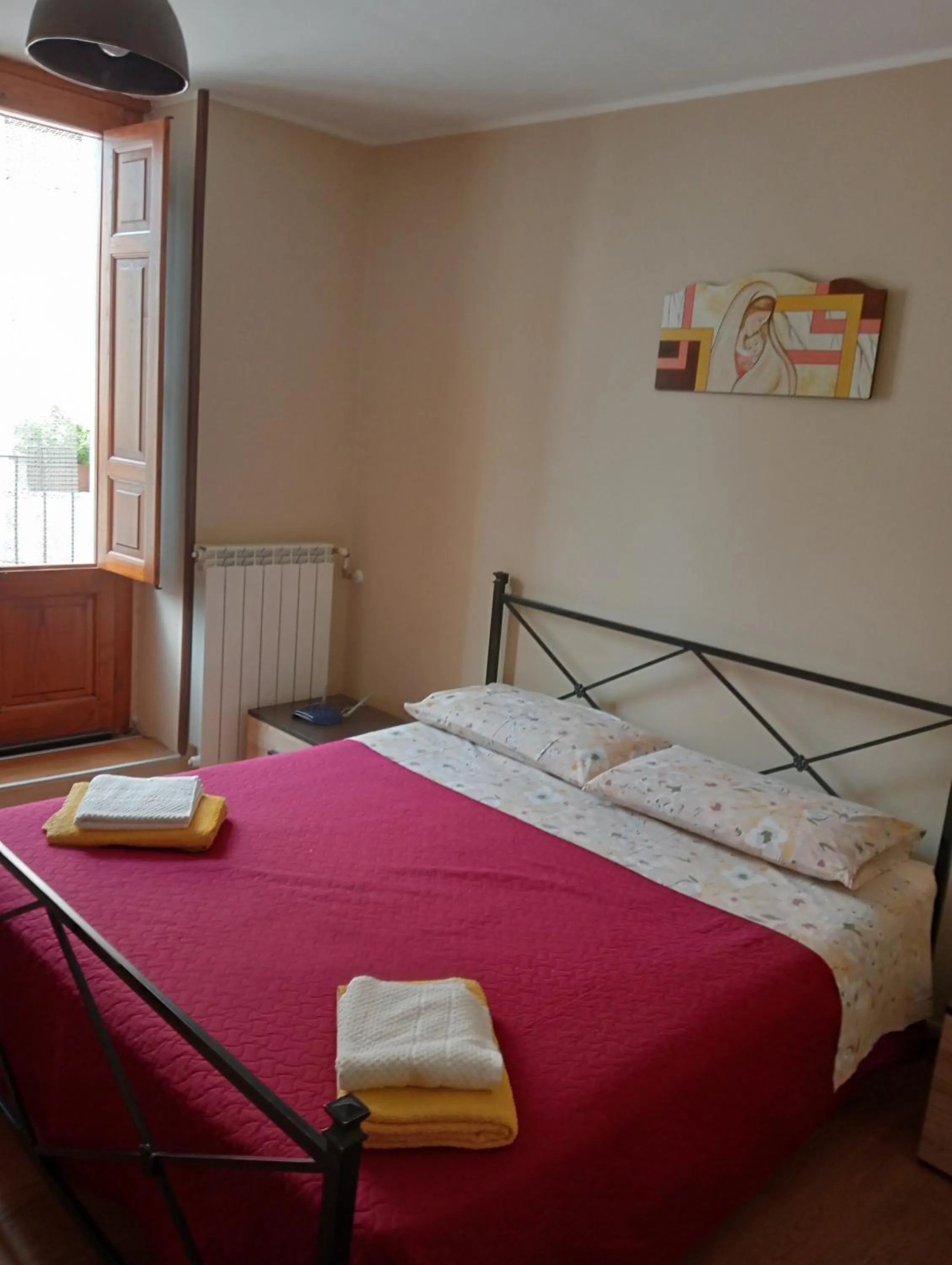 Bed in San Nicolò Holiday Home