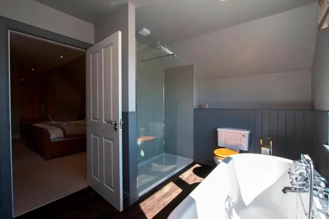 Bathroom, Bed in Glen Clova Hotel & Luxury Lodges