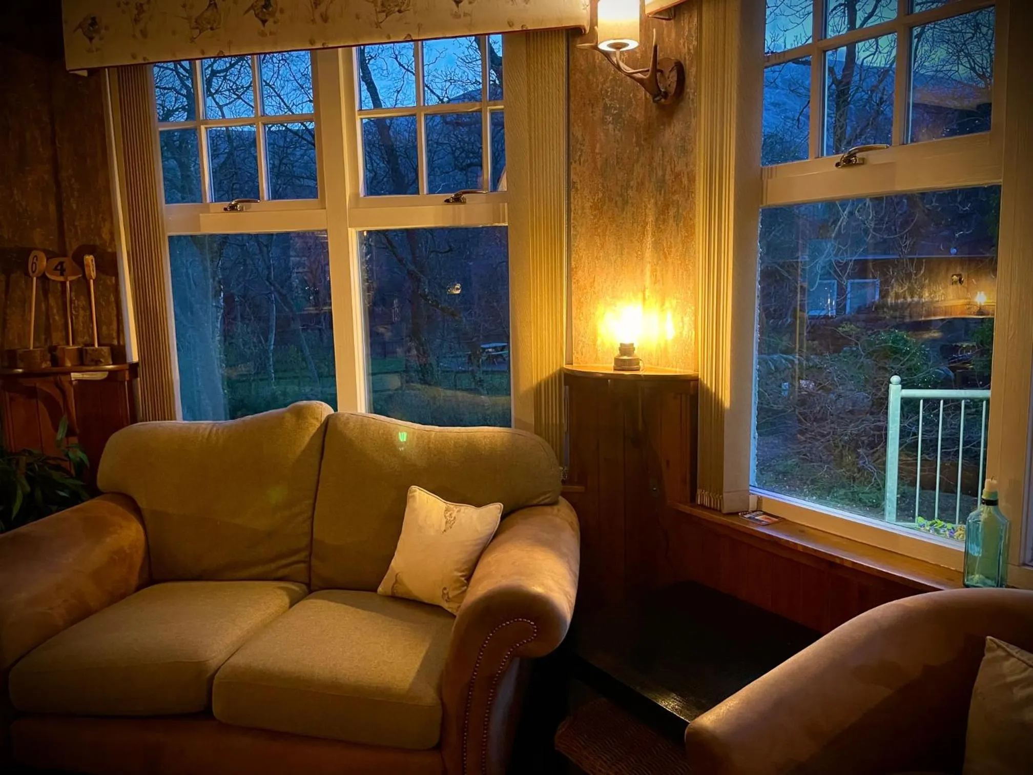 Communal lounge/ TV room in Glen Clova Hotel & Luxury Lodges