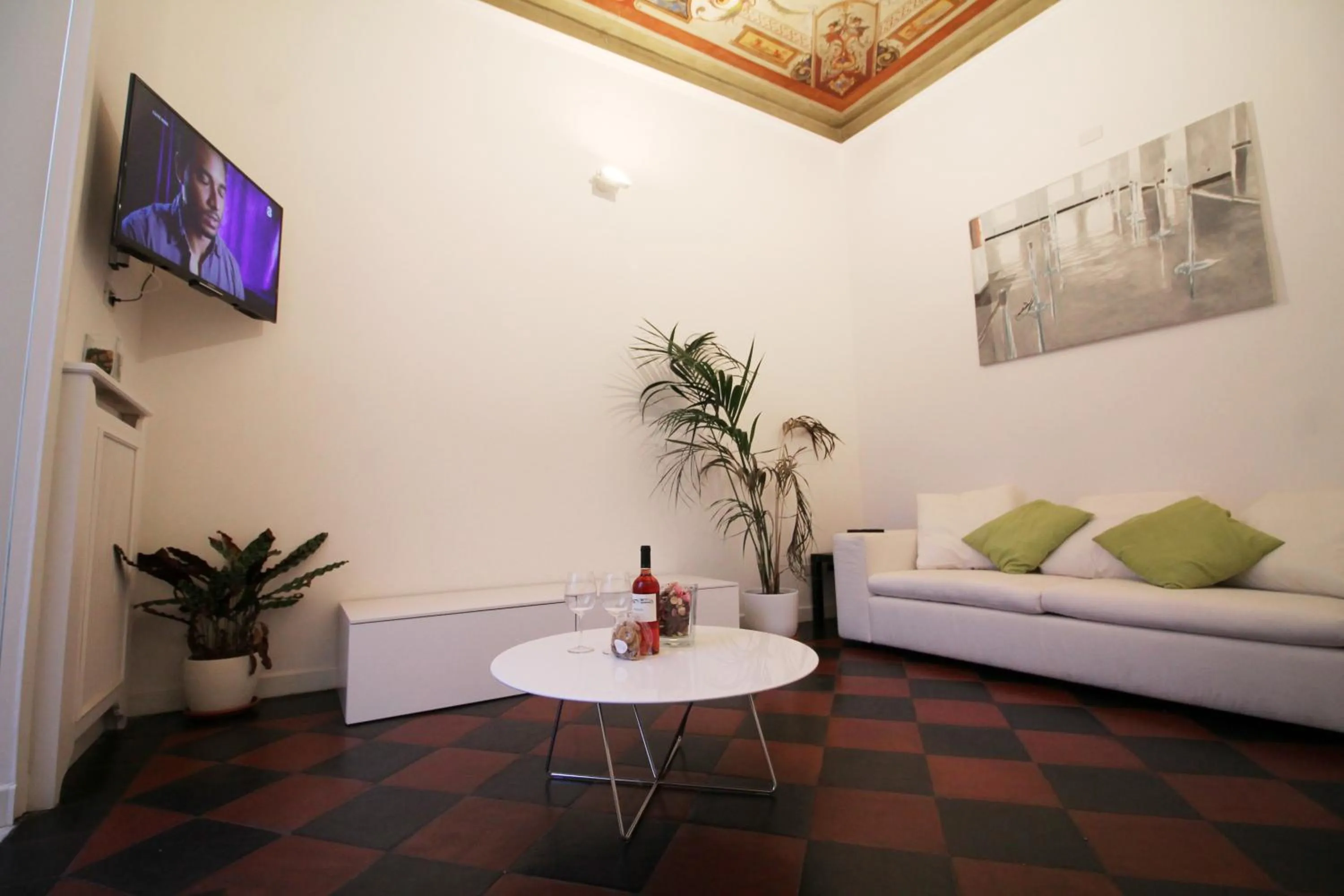 Spanish Steps Art Apartment