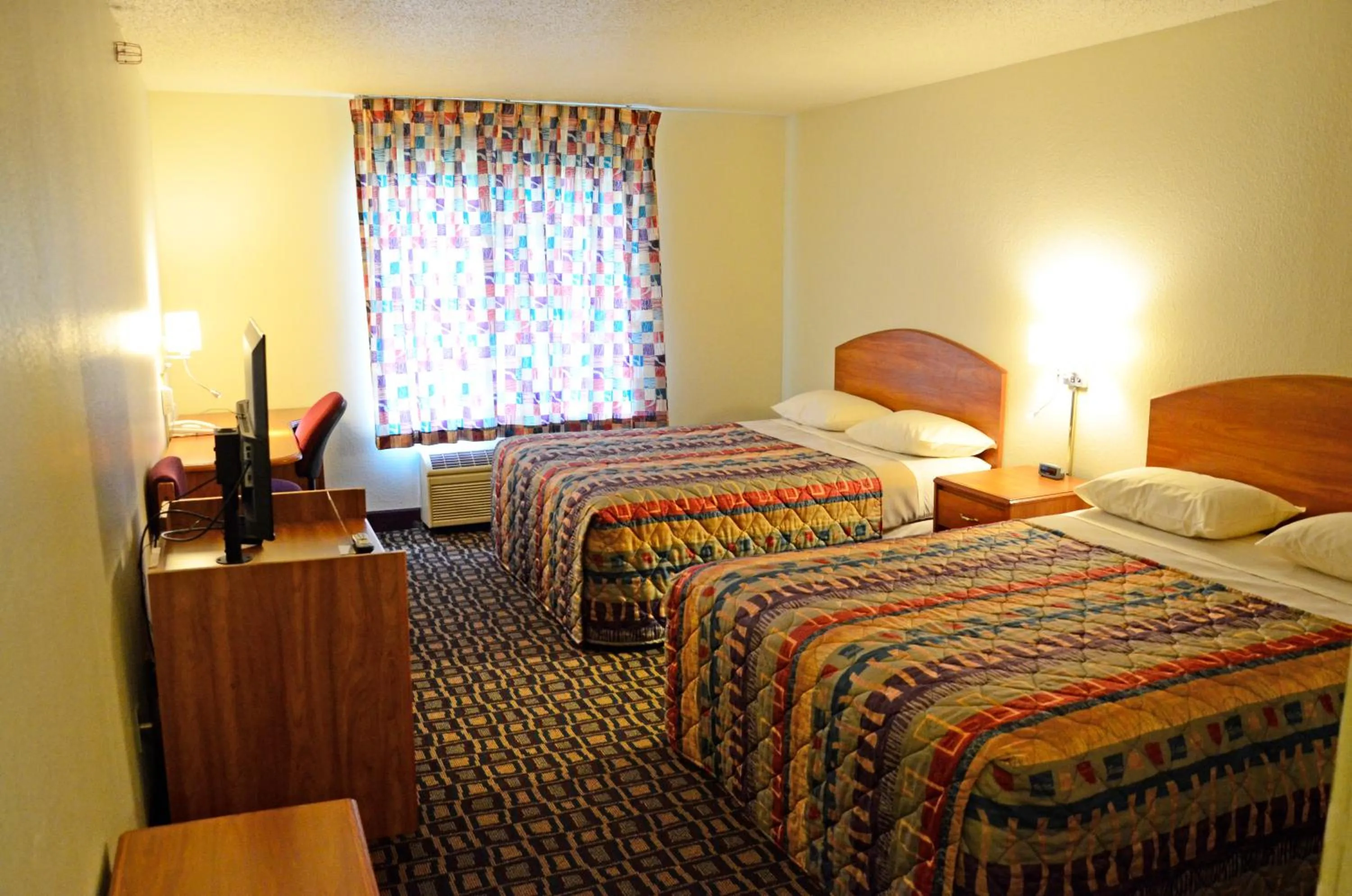 Bed in Budget Host Inn