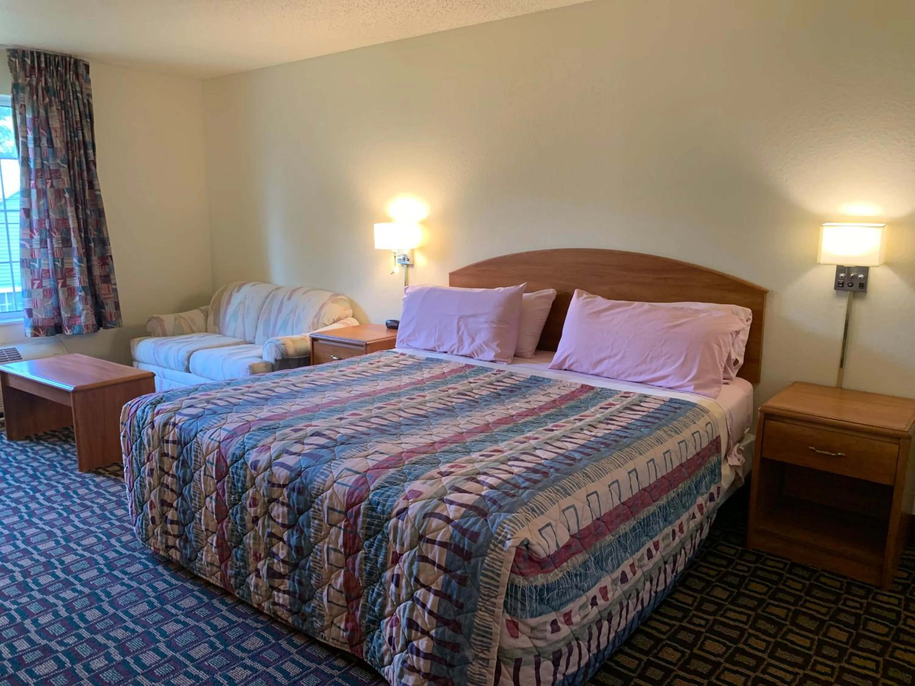 Bed in Budget Host Inn